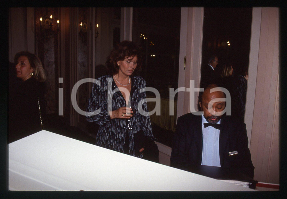 Fotografia d epoca originale 35mm vintage slide 1990 ca CINEMA Lea MASSARI ad un party  5 1