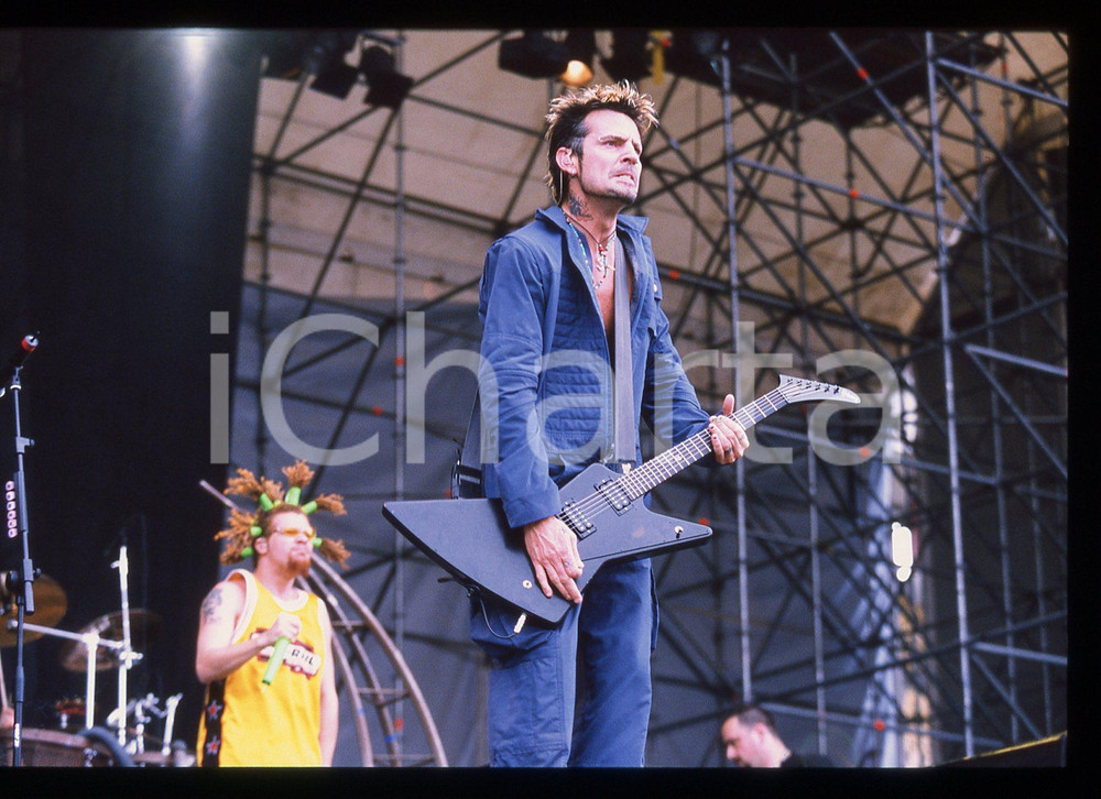 35mm vintage slide* 2000 Milan METHODS OF MAYHEM in concert   Diapositiva d'epoca, in formato 35 mm. CONDIZIONI: GOODTutti i diritti riservati.E' severamente vietata la riproduzione. ICharta mette in vendita, sul negozio eBay e in esclusiva sul sito "icharta" il proprio archivio composto da numerose diapositive e negativi fotografici d'epoca, tutti originali e autentici, che attraversano la storia del costume italiano tra gli la fine degli anni Sessanta e Novanta.Si tratta di uno sguardo inedito sull'attualit&agrave;, la politica, la vita quotidiana, il gossip e la cultura, che fotografa il cambiamento della nazione in quest'ultimo scorcio del XX secolo. Un'occasione unica per il mercato del collezionismo, che vede finalmente disponibile un archivio eccezionale per vastit&agrave;, tematiche e condizioni, in un settore (il negativo fotografico e la diapositiva) di assoluta novit&agrave; e dalle interessanti prospettive di investimento.  originale e autentica 1