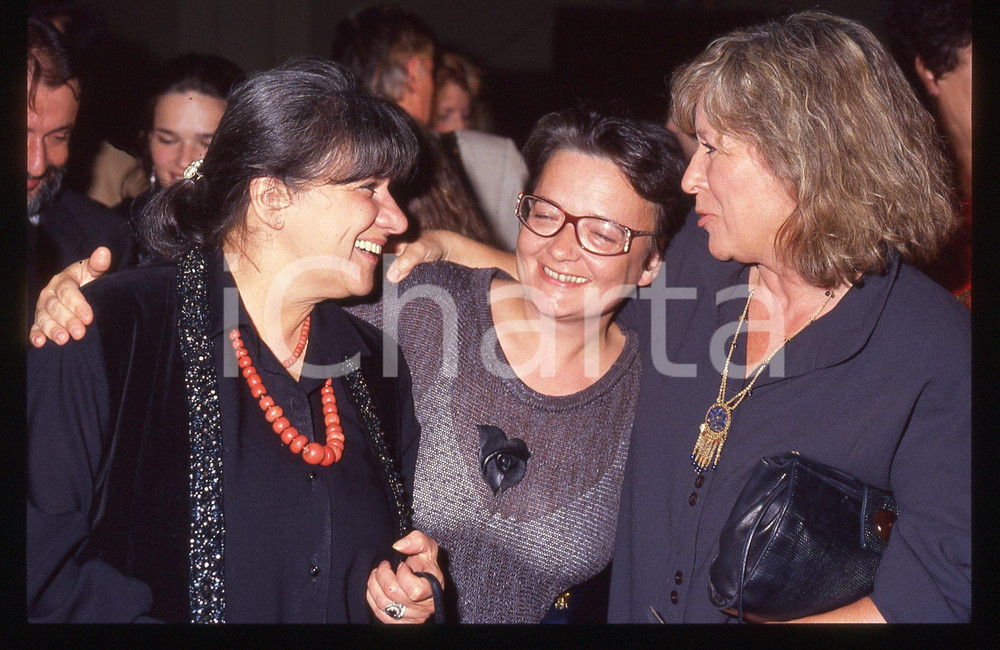 35mm vintage slide 1995 Márta Mészáros, Margarethe von Trotta, Agnieszka Holland   Diapositiva d'epoca, in formato 35 mm. CONDIZIONI: GOODTutti i diritti riservati.E' severamente vietata la riproduzione. ICharta mette in vendita, sul negozio eBay e in esclusiva sul sito "icharta" il proprio archivio composto da numerose diapositive e negativi fotografici d'epoca, tutti originali e autentici, che attraversano la storia del costume italiano tra gli la fine degli anni Sessanta e Novanta.Si tratta di uno sguardo inedito sull'attualit&agrave;, la politica, la vita quotidiana, il gossip e la cultura, che fotografa il cambiamento della nazione in quest'ultimo scorcio del XX secolo. Un'occasione unica per il mercato del collezionismo, che vede finalmente disponibile un archivio eccezionale per vastit&agrave;, tematiche e condizioni, in un settore (il negativo fotografico e la diapositiva) di assoluta novit&agrave; e dalle interessanti prospettive di investimento.  originale e autentica 1
