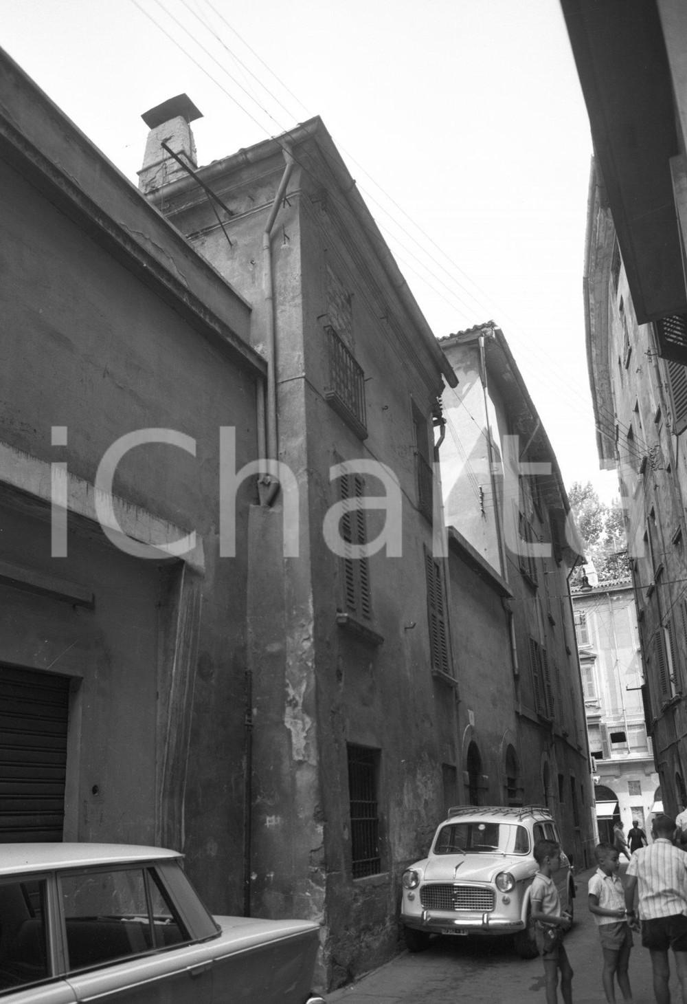 1962 BRESCIA contrada S. Croce - v.lo dell'Ombra NEGATIVO ORIGINALE 1 Nel negativo l'area per costruzione sede Banca Popolare di NovaraNegativo originale in bianco e nero su pellicola.  E' SEVERAMENTE VIETATA LA RIPRODUZIONE.TUTTI I DIRITTI SONO RISERVATI.ICharta mette in vendita, sul negozio eBay e in esclusiva sul sito "icharta" il proprio archivio composto da numerose diapositive e negativi fotografici d'epoca, tutti originali e autentici.Si tratta di uno sguardo inedito sull'attualità, la politica, la vita quotidiana, il gossip e la cultura, che fotografa il cambiamento della nazione (e non solo) tra il 1890 ed il 1990 circa. Un'occasione unica per il mercato del collezionismo, che vede finalmente disponibile un archivio eccezionale per vastità, tematiche e condizioni, in un settore (il negativo fotografico e la diapositiva) di assoluta novità e dalle interessanti prospettive di investimento. CONDIZIONI:FAIR/discretoFORMATO: cm 6 x 9 originale e autentica 1