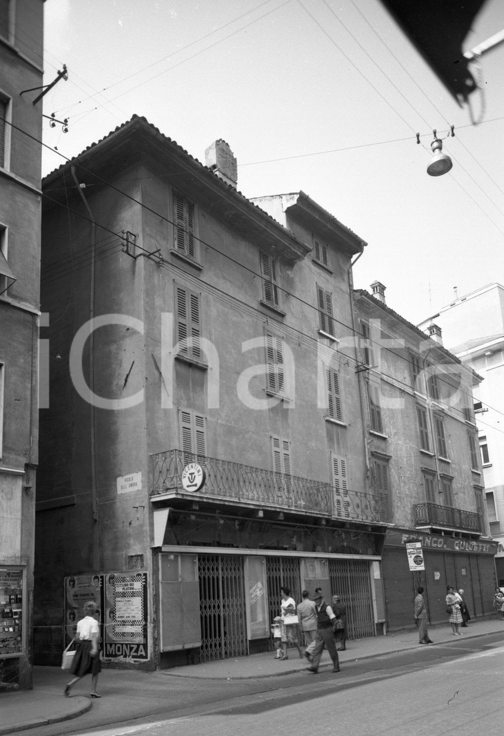 1962 BRESCIA contrada S. Croce - c.so Palestro NEGATIVO ORIGINALE 1 Nel negativo l'area per costruzione sede Banca Popolare di NovaraNegativo originale in bianco e nero su pellicola.  E' SEVERAMENTE VIETATA LA RIPRODUZIONE.TUTTI I DIRITTI SONO RISERVATI.ICharta mette in vendita, sul negozio eBay e in esclusiva sul sito "icharta" il proprio archivio composto da numerose diapositive e negativi fotografici d'epoca, tutti originali e autentici.Si tratta di uno sguardo inedito sull'attualità, la politica, la vita quotidiana, il gossip e la cultura, che fotografa il cambiamento della nazione (e non solo) tra il 1890 ed il 1990 circa. Un'occasione unica per il mercato del collezionismo, che vede finalmente disponibile un archivio eccezionale per vastità, tematiche e condizioni, in un settore (il negativo fotografico e la diapositiva) di assoluta novità e dalle interessanti prospettive di investimento. CONDIZIONI:FAIR/discretoFORMATO: cm 6 x 9 originale e autentica 1