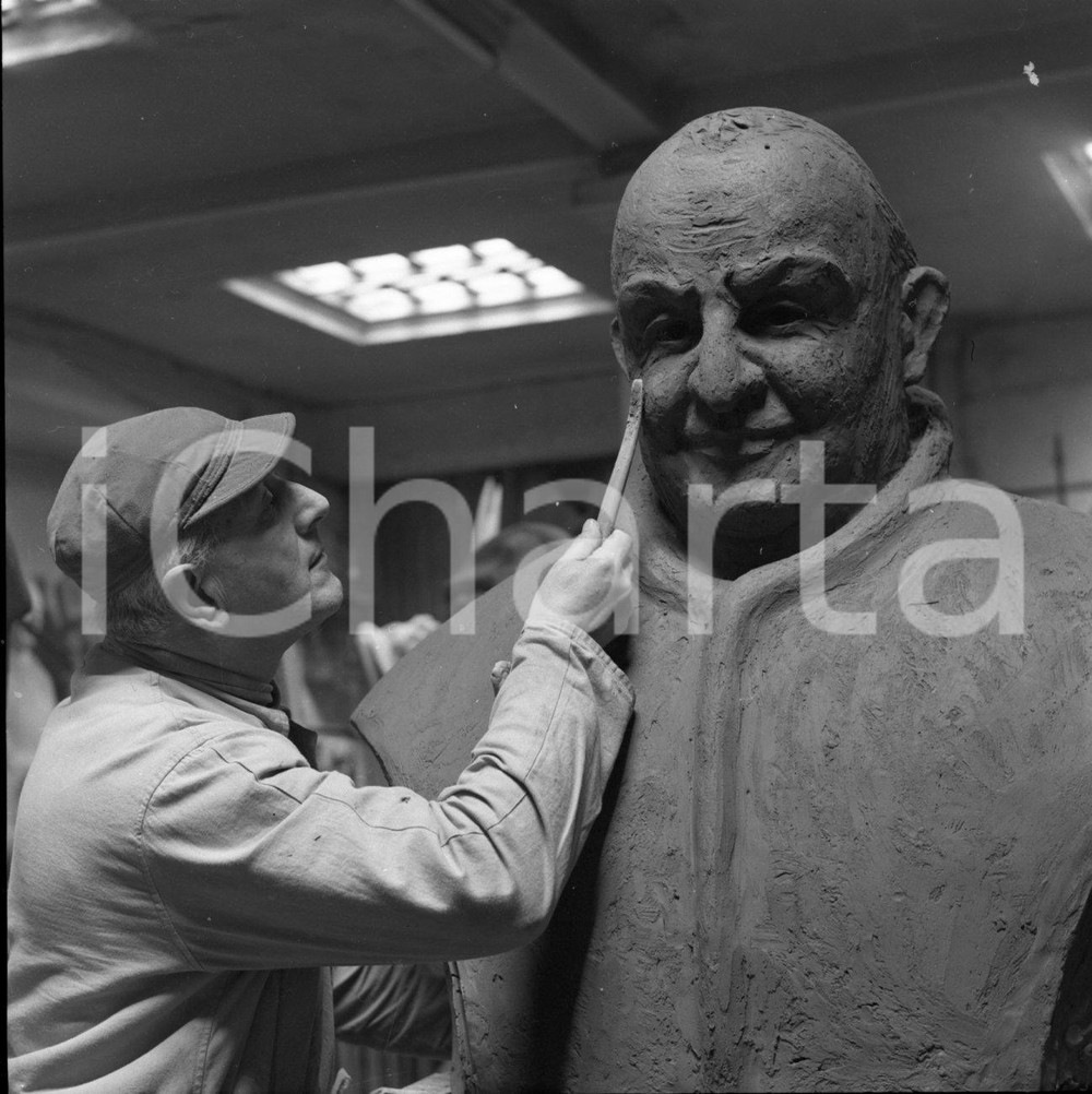 1964 Domenico LUSETTI e busto papa GIOVANNI XXXIII NEGATIVO ORIGINALE 1 Negativo originale in bianco e nero su pellicola.  E' SEVERAMENTE VIETATA LA RIPRODUZIONE.TUTTI I DIRITTI SONO RISERVATI.ICharta mette in vendita, sul negozio eBay e in esclusiva sul sito "icharta" il proprio archivio composto da numerose diapositive e negativi fotografici d'epoca, tutti originali e autentici.Si tratta di uno sguardo inedito sull'attualità, la politica, la vita quotidiana, il gossip e la cultura, che fotografa il cambiamento della nazione (e non solo) tra il 1890 ed il 1990 circa. Un'occasione unica per il mercato del collezionismo, che vede finalmente disponibile un archivio eccezionale per vastità, tematiche e condizioni, in un settore (il negativo fotografico e la diapositiva) di assoluta novità e dalle interessanti prospettive di investimento. CONDIZIONI:FAIR/discretoFORMATO: cm 6 x 6 originale e autentica 1