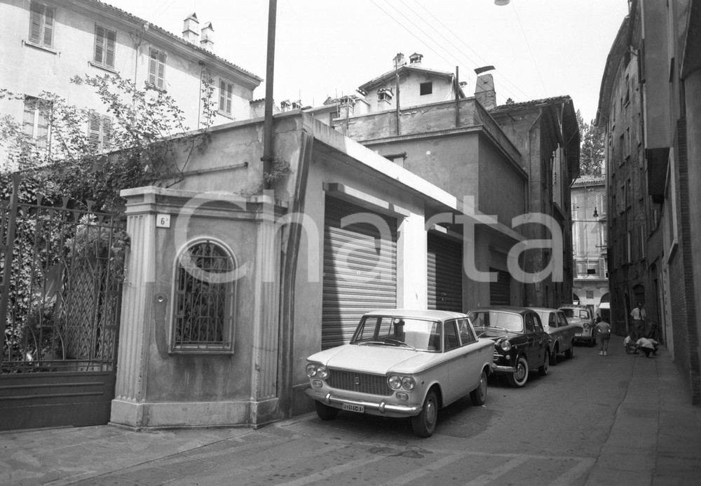 1962 BRESCIA contrada S. Croce - v.lo dell'Ombra NEGATIVO ORIGINALE 3 Nel negativo l'area per costruzione sede Banca Popolare di NovaraNegativo originale in bianco e nero su pellicola.  E' SEVERAMENTE VIETATA LA RIPRODUZIONE.TUTTI I DIRITTI SONO RISERVATI.ICharta mette in vendita, sul negozio eBay e in esclusiva sul sito "icharta" il proprio archivio composto da numerose diapositive e negativi fotografici d'epoca, tutti originali e autentici.Si tratta di uno sguardo inedito sull'attualità, la politica, la vita quotidiana, il gossip e la cultura, che fotografa il cambiamento della nazione (e non solo) tra il 1890 ed il 1990 circa. Un'occasione unica per il mercato del collezionismo, che vede finalmente disponibile un archivio eccezionale per vastità, tematiche e condizioni, in un settore (il negativo fotografico e la diapositiva) di assoluta novità e dalle interessanti prospettive di investimento. CONDIZIONI:FAIR/discretoFORMATO: cm 6 x 9 originale e autentica 1