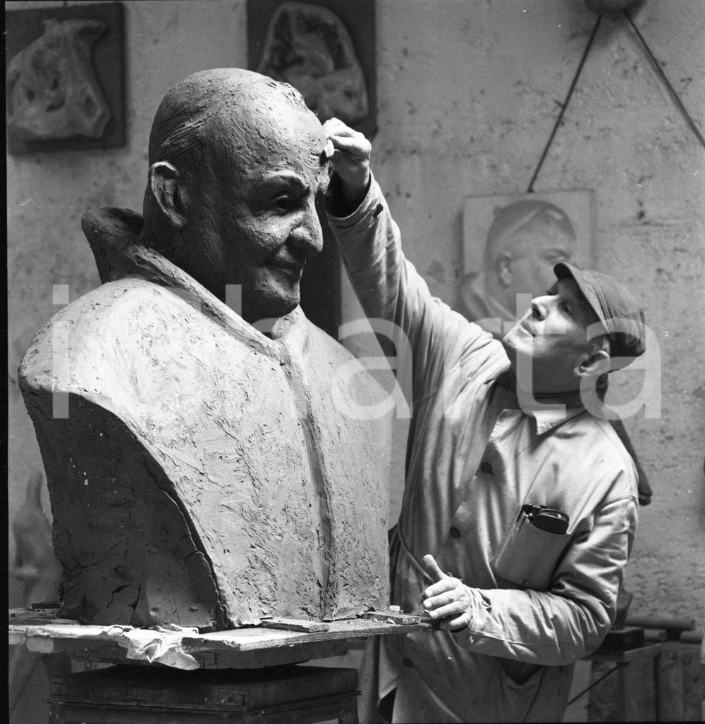 1964 Domenico LUSETTI e busto papa GIOVANNI XXXIII NEGATIVO ORIGINALE 2 Negativo originale in bianco e nero su pellicola.  E' SEVERAMENTE VIETATA LA RIPRODUZIONE.TUTTI I DIRITTI SONO RISERVATI.ICharta mette in vendita, sul negozio eBay e in esclusiva sul sito "icharta" il proprio archivio composto da numerose diapositive e negativi fotografici d'epoca, tutti originali e autentici.Si tratta di uno sguardo inedito sull'attualità, la politica, la vita quotidiana, il gossip e la cultura, che fotografa il cambiamento della nazione (e non solo) tra il 1890 ed il 1990 circa. Un'occasione unica per il mercato del collezionismo, che vede finalmente disponibile un archivio eccezionale per vastità, tematiche e condizioni, in un settore (il negativo fotografico e la diapositiva) di assoluta novità e dalle interessanti prospettive di investimento. CONDIZIONI:FAIR/discretoFORMATO: cm 6 x 6 originale e autentica 1