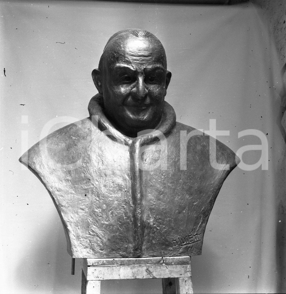 1964 Busto papa GIOVANNI XXXIII di Domenico LUSETTI NEGATIVO ORIGINALE 5 Negativo originale in bianco e nero su pellicola.  E' SEVERAMENTE VIETATA LA RIPRODUZIONE.TUTTI I DIRITTI SONO RISERVATI.ICharta mette in vendita, sul negozio eBay e in esclusiva sul sito "icharta" il proprio archivio composto da numerose diapositive e negativi fotografici d'epoca, tutti originali e autentici.Si tratta di uno sguardo inedito sull'attualità, la politica, la vita quotidiana, il gossip e la cultura, che fotografa il cambiamento della nazione (e non solo) tra il 1890 ed il 1990 circa. Un'occasione unica per il mercato del collezionismo, che vede finalmente disponibile un archivio eccezionale per vastità, tematiche e condizioni, in un settore (il negativo fotografico e la diapositiva) di assoluta novità e dalle interessanti prospettive di investimento. CONDIZIONI:FAIR/discretoFORMATO: cm 6 x 6 originale e autentica 1