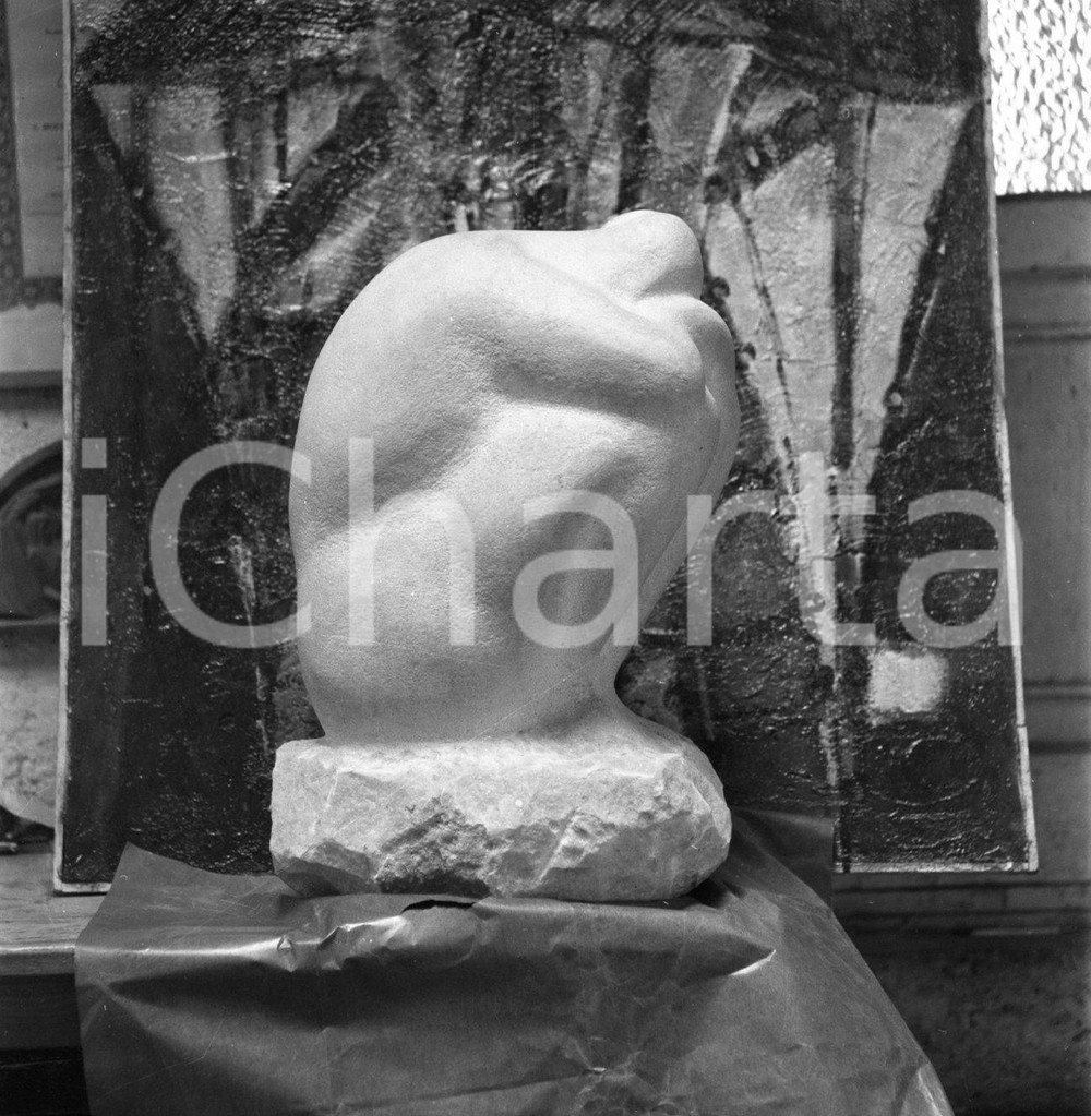 1964 Domenico LUSETTI figura in marmo NEGATIVO ORIGINALE 1 Negativo originale in bianco e nero su pellicola.  E' SEVERAMENTE VIETATA LA RIPRODUZIONE.TUTTI I DIRITTI SONO RISERVATI.ICharta mette in vendita, sul negozio eBay e in esclusiva sul sito "icharta" il proprio archivio composto da numerose diapositive e negativi fotografici d'epoca, tutti originali e autentici.Si tratta di uno sguardo inedito sull'attualità, la politica, la vita quotidiana, il gossip e la cultura, che fotografa il cambiamento della nazione (e non solo) tra il 1890 ed il 1990 circa. Un'occasione unica per il mercato del collezionismo, che vede finalmente disponibile un archivio eccezionale per vastità, tematiche e condizioni, in un settore (il negativo fotografico e la diapositiva) di assoluta novità e dalle interessanti prospettive di investimento. CONDIZIONI:FAIR/discretoFORMATO: cm 6 x 6 originale e autentica 1
