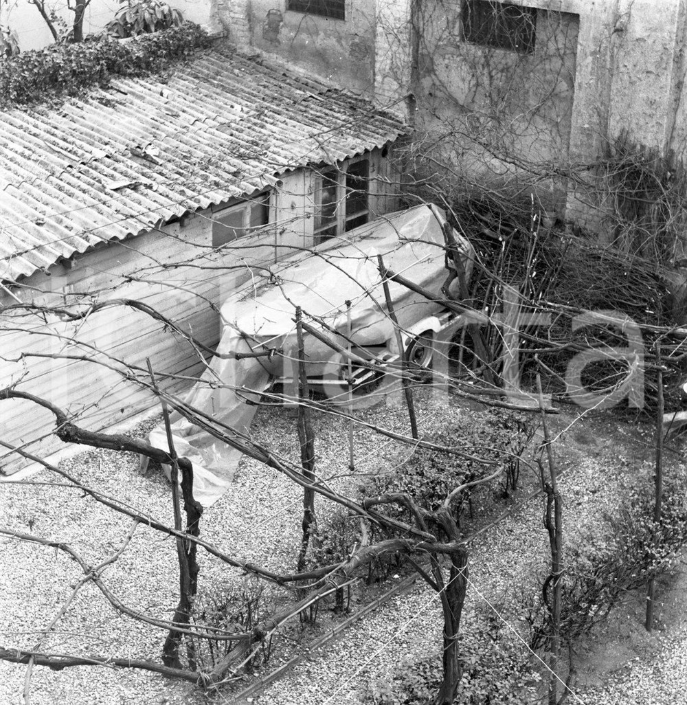 1964 BRESCIA studio dello scultore Domenico LUSETTI NEGATIVO ORIGINALE Negativo originale in bianco e nero su pellicola.  E' SEVERAMENTE VIETATA LA RIPRODUZIONE.TUTTI I DIRITTI SONO RISERVATI.ICharta mette in vendita, sul negozio eBay e in esclusiva sul sito "icharta" il proprio archivio composto da numerose diapositive e negativi fotografici d'epoca, tutti originali e autentici.Si tratta di uno sguardo inedito sull'attualità, la politica, la vita quotidiana, il gossip e la cultura, che fotografa il cambiamento della nazione (e non solo) tra il 1890 ed il 1990 circa. Un'occasione unica per il mercato del collezionismo, che vede finalmente disponibile un archivio eccezionale per vastità, tematiche e condizioni, in un settore (il negativo fotografico e la diapositiva) di assoluta novità e dalle interessanti prospettive di investimento. CONDIZIONI:FAIR/discretoFORMATO: cm 6 x 6 originale e autentica 1