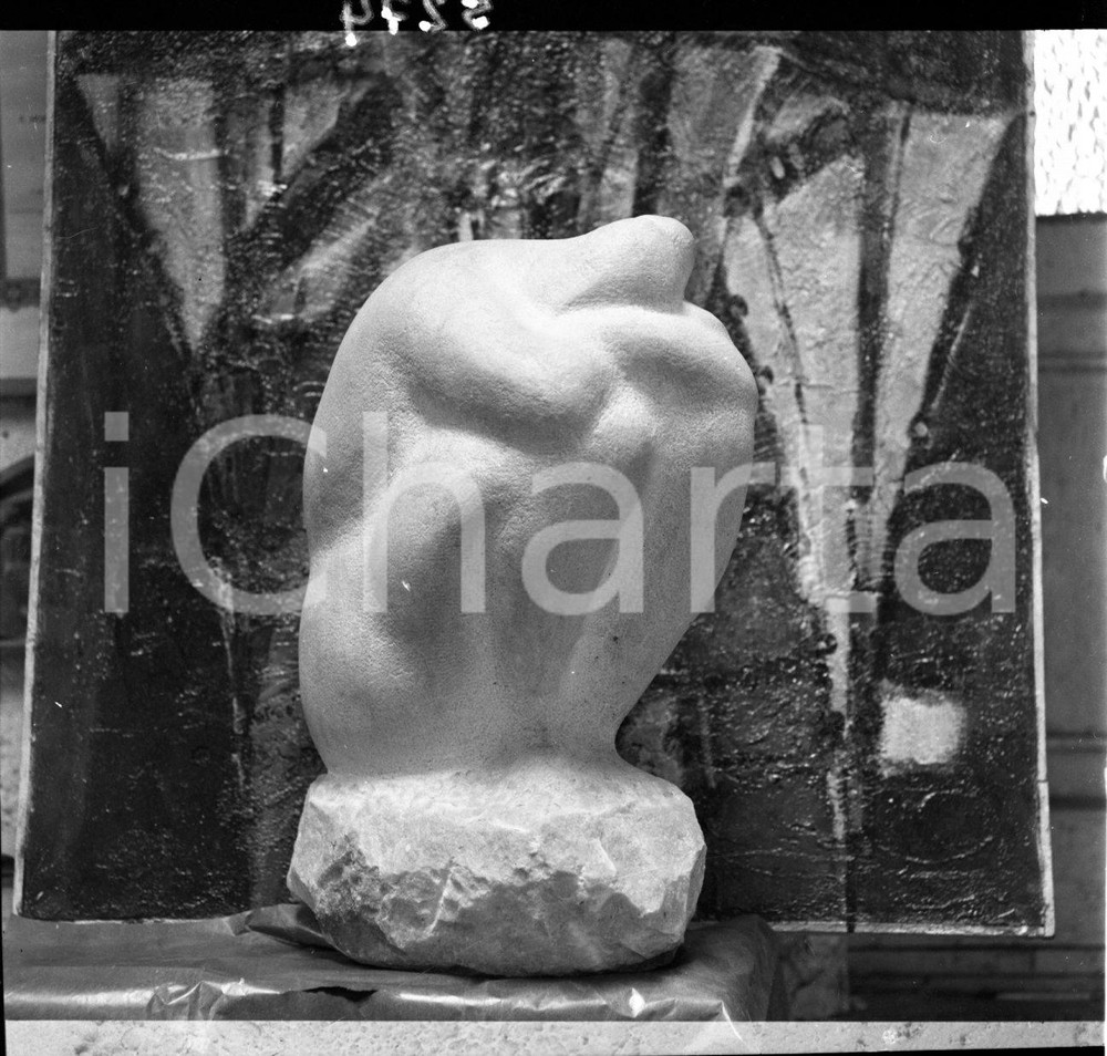 1964 Bottega di Domenico LUSETTI figura in marmo NEGATIVO ORIGINALE 2 Negativo originale in bianco e nero su pellicola.  E' SEVERAMENTE VIETATA LA RIPRODUZIONE.TUTTI I DIRITTI SONO RISERVATI.ICharta mette in vendita, sul negozio eBay e in esclusiva sul sito "icharta" il proprio archivio composto da numerose diapositive e negativi fotografici d'epoca, tutti originali e autentici.Si tratta di uno sguardo inedito sull'attualità, la politica, la vita quotidiana, il gossip e la cultura, che fotografa il cambiamento della nazione (e non solo) tra il 1890 ed il 1990 circa. Un'occasione unica per il mercato del collezionismo, che vede finalmente disponibile un archivio eccezionale per vastità, tematiche e condizioni, in un settore (il negativo fotografico e la diapositiva) di assoluta novità e dalle interessanti prospettive di investimento. CONDIZIONI:FAIR/discretoFORMATO: cm 6 x 6 originale e autentica 1