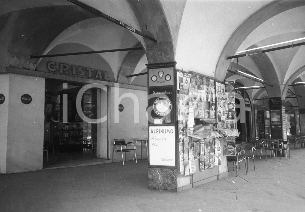 1954 BRESCIA Bar Cristal portico c.so Zanardelli NEGATIVO ORIGINALE Negativo originale in bianco e nero su pellicola.  E' SEVERAMENTE VIETATA LA RIPRODUZIONE.TUTTI I DIRITTI SONO RISERVATI.ICharta mette in vendita, sul negozio eBay e in esclusiva sul sito "icharta" il proprio archivio composto da numerose diapositive e negativi fotografici d'epoca, tutti originali e autentici.Si tratta di uno sguardo inedito sull'attualità, la politica, la vita quotidiana, il gossip e la cultura, che fotografa il cambiamento della nazione (e non solo) tra il 1890 ed il 1990 circa. Un'occasione unica per il mercato del collezionismo, che vede finalmente disponibile un archivio eccezionale per vastità, tematiche e condizioni, in un settore (il negativo fotografico e la diapositiva) di assoluta novità e dalle interessanti prospettive di investimento. CONDIZIONI:FAIR/discretoFORMATO: cm 9 x 6 originale e autentica 1