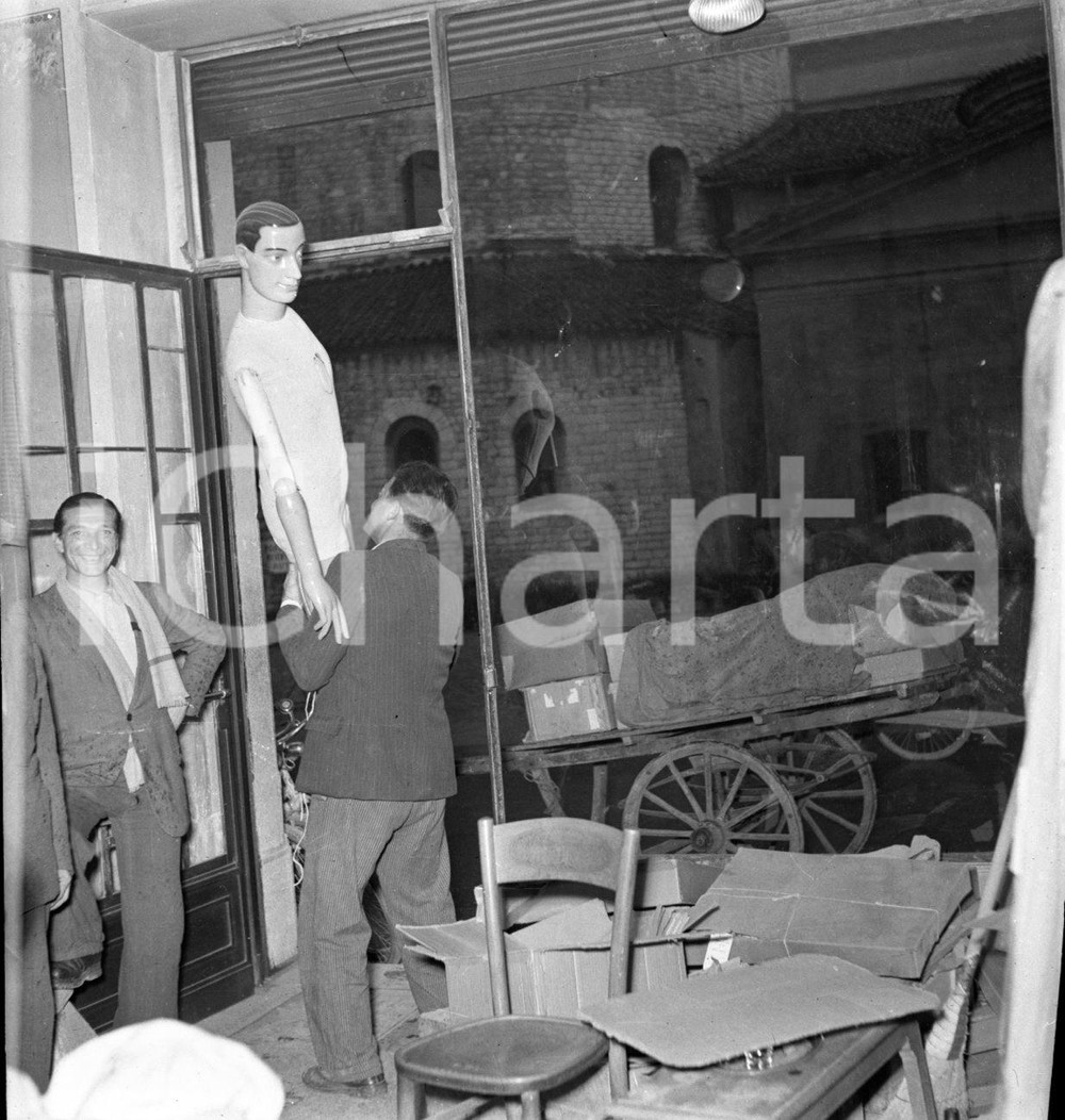 1954 BRESCIA sfratto negozio in via Trieste NEGATIVO ORIGINALE Negativo originale in bianco e nero su pellicola.  E' SEVERAMENTE VIETATA LA RIPRODUZIONE.TUTTI I DIRITTI SONO RISERVATI.ICharta mette in vendita, sul negozio eBay e in esclusiva sul sito "icharta" il proprio archivio composto da numerose diapositive e negativi fotografici d'epoca, tutti originali e autentici.Si tratta di uno sguardo inedito sull'attualità, la politica, la vita quotidiana, il gossip e la cultura, che fotografa il cambiamento della nazione (e non solo) tra il 1890 ed il 1990 circa. Un'occasione unica per il mercato del collezionismo, che vede finalmente disponibile un archivio eccezionale per vastità, tematiche e condizioni, in un settore (il negativo fotografico e la diapositiva) di assoluta novità e dalle interessanti prospettive di investimento. CONDIZIONI:FAIR/discretoFORMATO: cm 6 x 6 originale e autentica 1