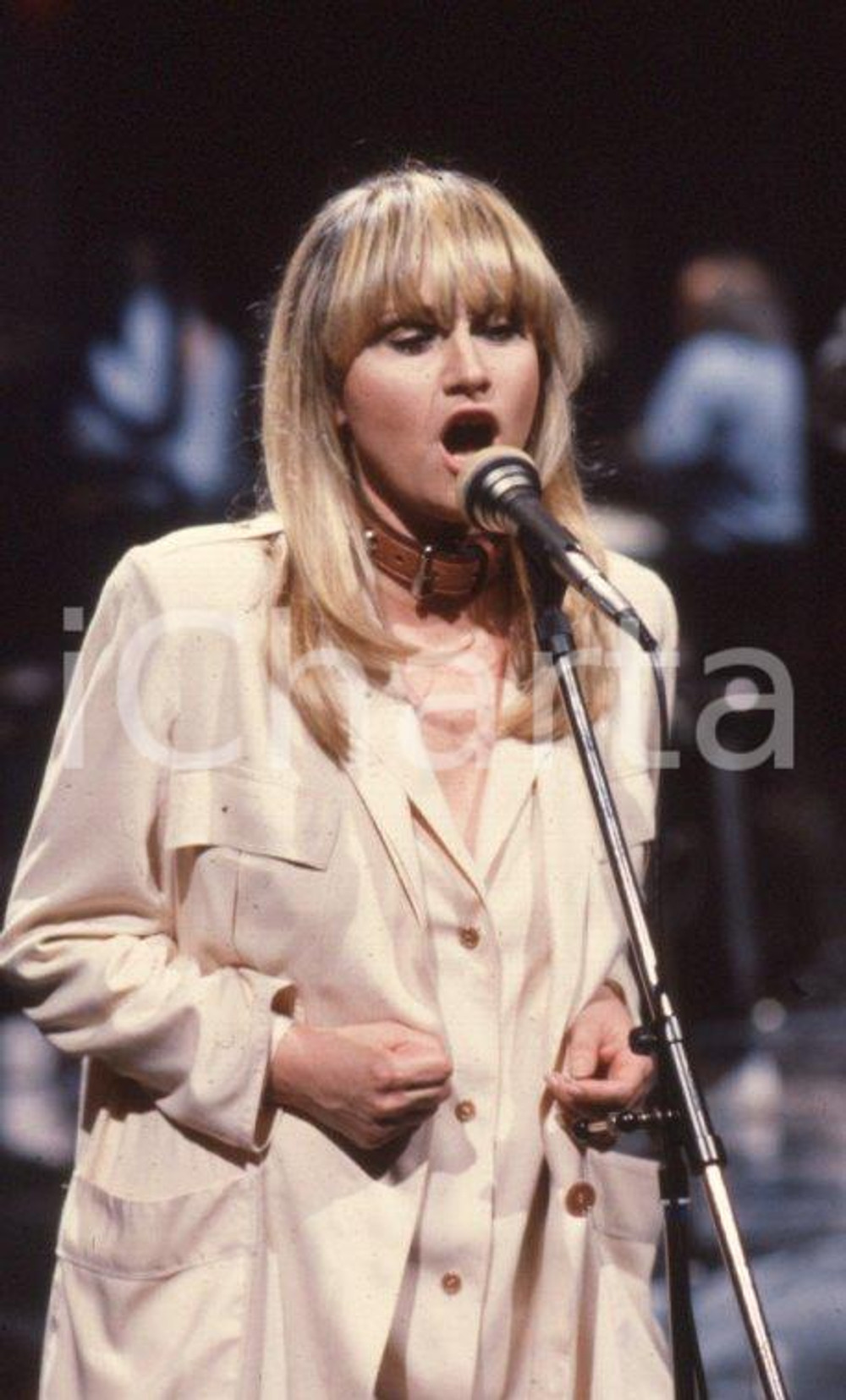 1975 ca Carmen VILLANI canta sul palco 35mm vintage slide Diapositiva originale, in formato 35 mm.Per i diritti rivolgersi a ICharta.ICharta mette in vendita, sul negozio eBay e in esclusiva sul sito "icharta" il proprio archivio composto da numerose diapositive e negativi fotografici d'epoca, tutti originali e autentici.Si tratta di uno sguardo inedito sull'attualità, la politica, la vita quotidiana, il gossip e la cultura, che fotografa il cambiamento della nazione (e non solo) tra il 1890 ed il 1990 circa. Un'occasione unica per il mercato del collezionismo, che vede finalmente disponibile un archivio eccezionale per vastità, tematiche e condizioni, in un settore (il negativo fotografico e la diapositiva) di assoluta novità e dalle interessanti prospettive di investimento. CONDIZIONI:FAIR/discretoFORMATO: 35mm originale e autentica 1