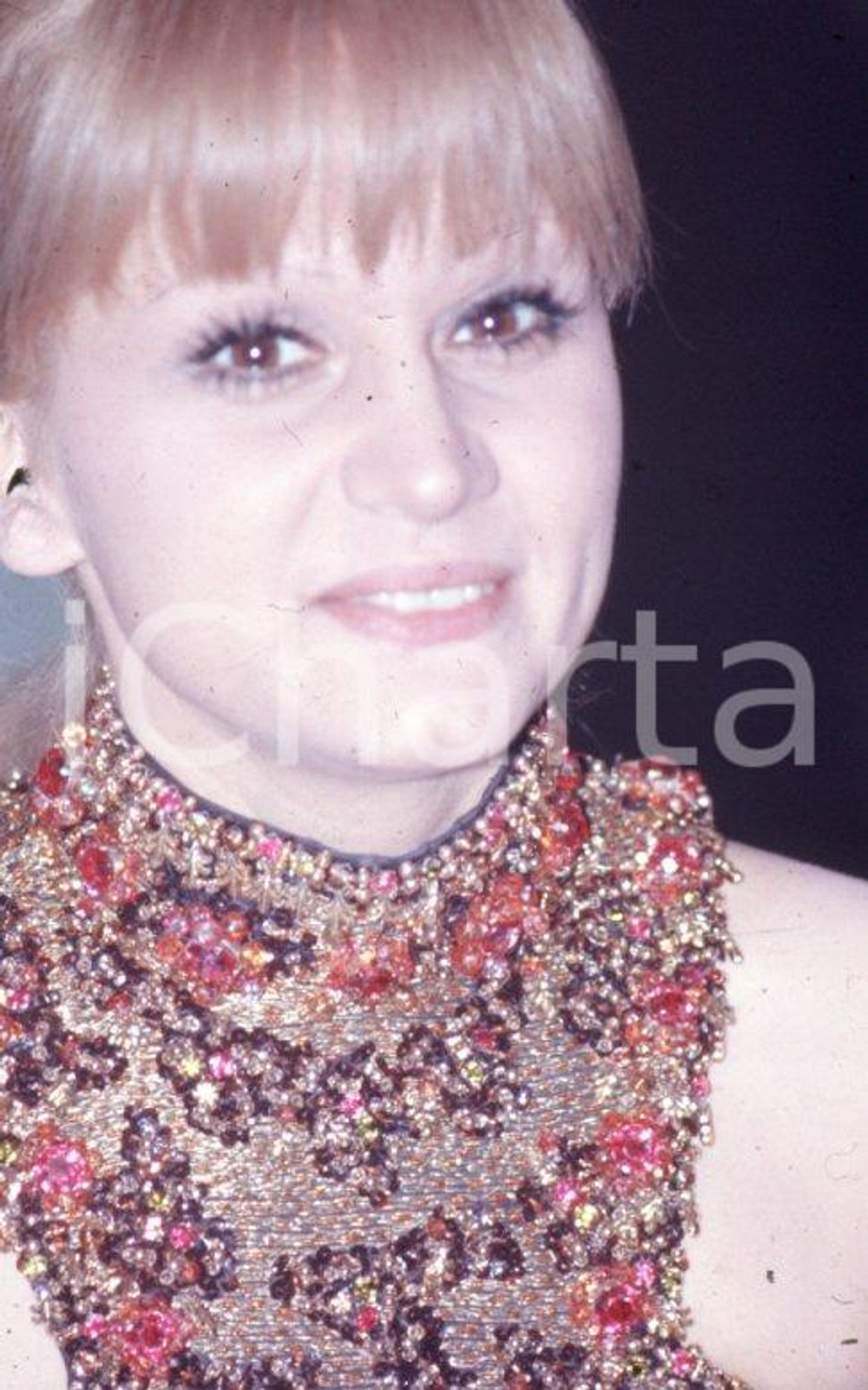 1975 ca Carmen VILLANI primo piano  35mm vintage slide Diapositiva originale, in formato 35 mm.Per i diritti rivolgersi a ICharta.ICharta mette in vendita, sul negozio eBay e in esclusiva sul sito "icharta" il proprio archivio composto da numerose diapositive e negativi fotografici d'epoca, tutti originali e autentici.Si tratta di uno sguardo inedito sull'attualità, la politica, la vita quotidiana, il gossip e la cultura, che fotografa il cambiamento della nazione (e non solo) tra il 1890 ed il 1990 circa. Un'occasione unica per il mercato del collezionismo, che vede finalmente disponibile un archivio eccezionale per vastità, tematiche e condizioni, in un settore (il negativo fotografico e la diapositiva) di assoluta novità e dalle interessanti prospettive di investimento. CONDIZIONI:FAIR/discretoFORMATO: 35mm originale e autentica 1