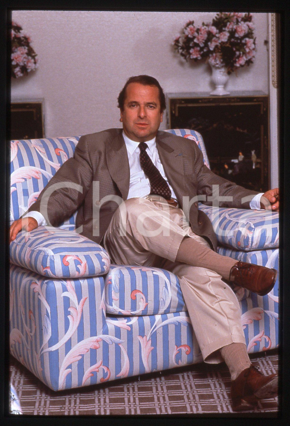 35mm vintage slide* 1989 FESTIVAL DE DEAUVILLE Paul-Loup Sulitzer  1   Diapositiva d'epoca, in formato 35 mm. CONDIZIONI: FAIR (danno alla cornice esterna della diapositiva che tuttavia non compromette l'integrit&agrave; dell'immagine)Tutti i diritti riservati.E' severamente vietata la riproduzione. ICharta mette in vendita, sul negozio eBay e in esclusiva sul sito "icharta" il proprio archivio composto da numerose diapositive e negativi fotografici d'epoca, tutti originali e autentici, che attraversano la storia del costume italiano tra gli la fine degli anni Sessanta e Novanta.Si tratta di uno sguardo inedito sull'attualit&agrave;, la politica, la vita quotidiana, il gossip e la cultura, che fotografa il cambiamento della nazione in quest'ultimo scorcio del XX secolo. Un'occasione unica per il mercato del collezionismo, che vede finalmente disponibile un archivio eccezionale per vastit&agrave;, tematiche e condizioni, in un settore (il negativo fotografico e la diapositiva) di assoluta novit&agrave; e dalle interessanti prospettive di investimento.  originale e autentica 1