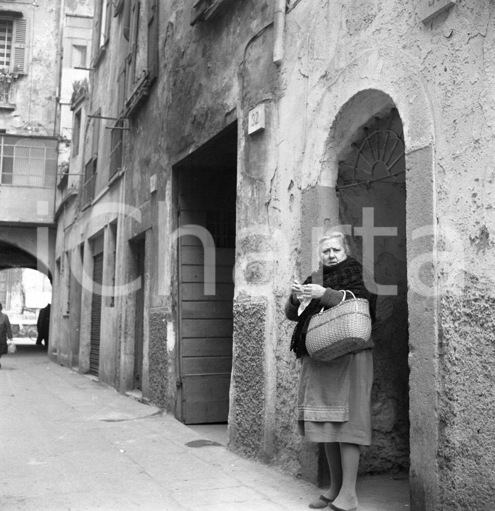 1962 BRESCIA Personaggi nella zona del Carmine *NEGATIVO ORIGINALE 2 Negativo originale in bianco e nero su pellicola.  E' SEVERAMENTE VIETATA LA RIPRODUZIONE.TUTTI I DIRITTI SONO RISERVATI.ICharta mette in vendita, sul negozio eBay e in esclusiva sul sito "icharta" il proprio archivio composto da numerose diapositive e negativi fotografici d'epoca, tutti originali e autentici.Si tratta di uno sguardo inedito sull'attualità, la politica, la vita quotidiana, il gossip e la cultura, che fotografa il cambiamento della nazione (e non solo) tra il 1890 ed il 1990 circa. Un'occasione unica per il mercato del collezionismo, che vede finalmente disponibile un archivio eccezionale per vastità, tematiche e condizioni, in un settore (il negativo fotografico e la diapositiva) di assoluta novità e dalle interessanti prospettive di investimento. CONDIZIONI:FAIR/discretoFORMATO: cm 6 x 6 originale e autentica 1