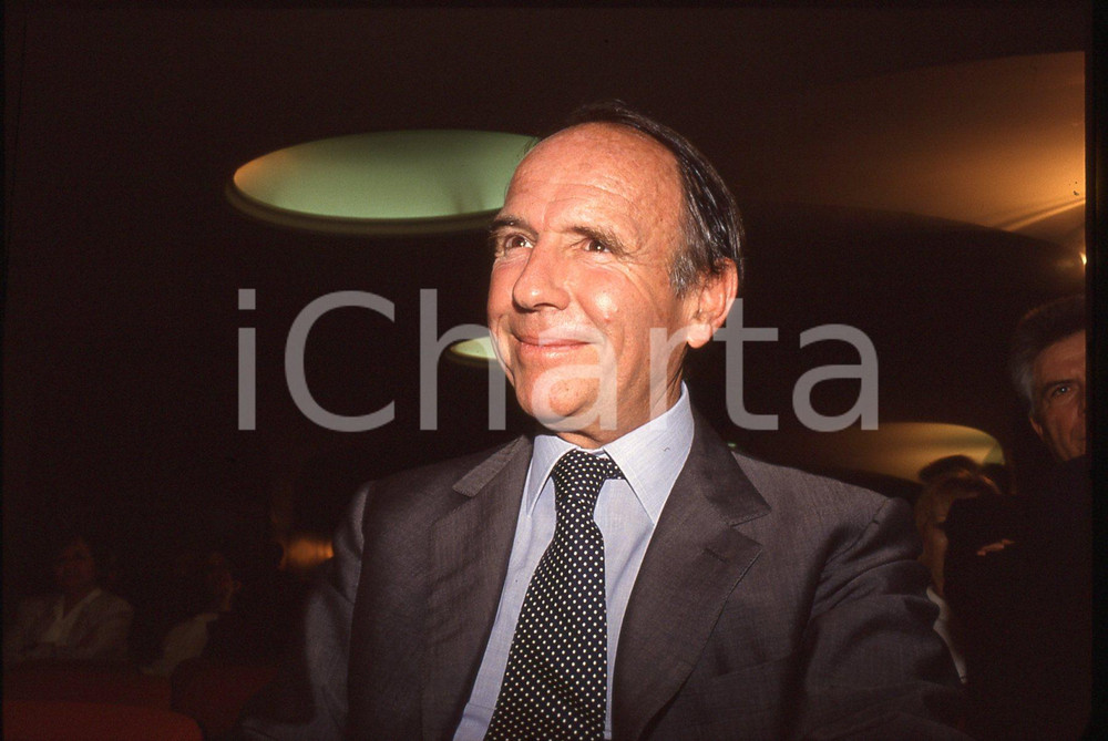 35mm vintage slide* 1990 ca COSTUME Principe Sadruddin AGA KHAN - Ritratto (1)  Diapositiva d'epoca, in formato 35 mm. CONDIZIONI: GOOD  Tutti i diritti riservati.E' severamente vietata la riproduzione. ICharta mette in vendita, sul negozio eBay e in esclusiva sul sito "icharta" il proprio archivio composto da numerose diapositive e negativi fotografici d'epoca, tutti originali e autentici, che attraversano la storia del costume italiano tra gli la fine degli anni Sessanta e Novanta.Si tratta di uno sguardo inedito sull'attualit&agrave;, la politica, la vita quotidiana, il gossip e la cultura, che fotografa il cambiamento della nazione in quest'ultimo scorcio del XX secolo. Un'occasione unica per il mercato del collezionismo, che vede finalmente disponibile un archivio eccezionale per vastit&agrave;, tematiche e condizioni, in un settore (il negativo fotografico e la diapositiva) di assoluta novit&agrave; e dalle interessanti prospettive di investimento.  originale e autentica 1