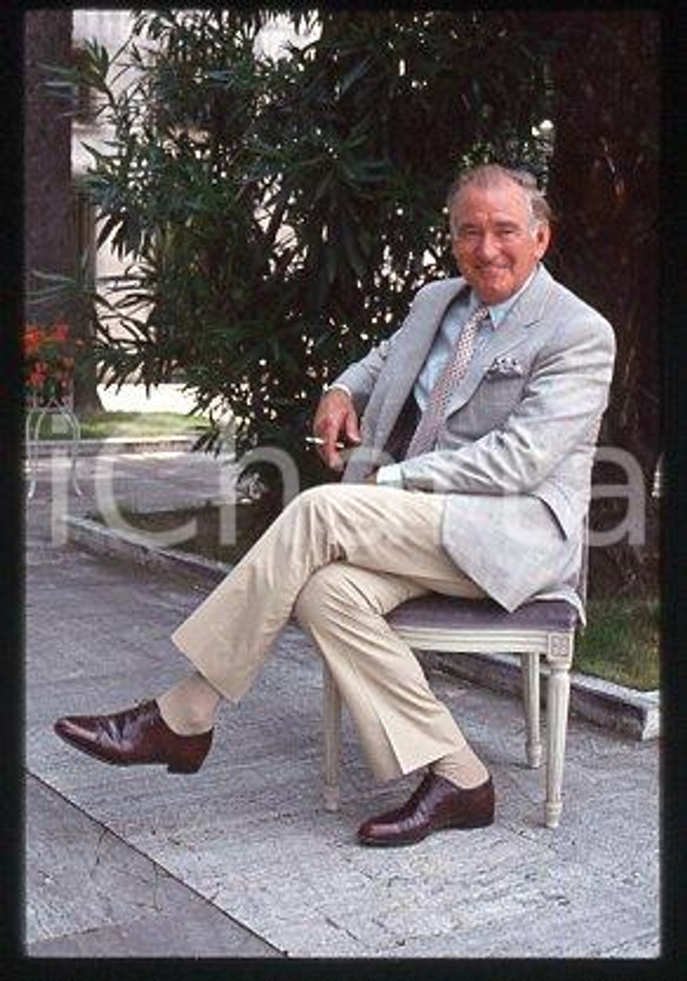 35mm vintage slide* 1999 ca ITALY Rod TAYLOR Australian actor (4)  Diapositiva d'epoca, in formato 35 mm.CONDIZIONI: GOODE' severamente vietata la riproduzione. Tutti i diritti sono riservati.Nella diapositiva ICharta mette in vendita, sul negozio eBay e in esclusiva sul sito "icharta" il proprio archivio composto da numerose diapositive e negativi fotografici d'epoca, tutti originali e autentici, che attraversano la storia del costume italiano tra gli la fine degli anni Sessanta e Novanta.Si tratta di uno sguardo inedito sull'attualit&agrave;, la politica, la vita quotidiana, il gossip e la cultura, che fotografa il cambiamento della nazione in quest'ultimo scorcio del XX secolo. Un'occasione unica per il mercato del collezionismo, che vede finalmente disponibile un archivio eccezionale per vastit&agrave;, tematiche e condizioni, in un settore (il negativo fotografico e la diapositiva) di assoluta novit&agrave; e dalle interessanti prospettive di investimento.  CONDIZIONI:FAIR/discreto originale e autentica 1