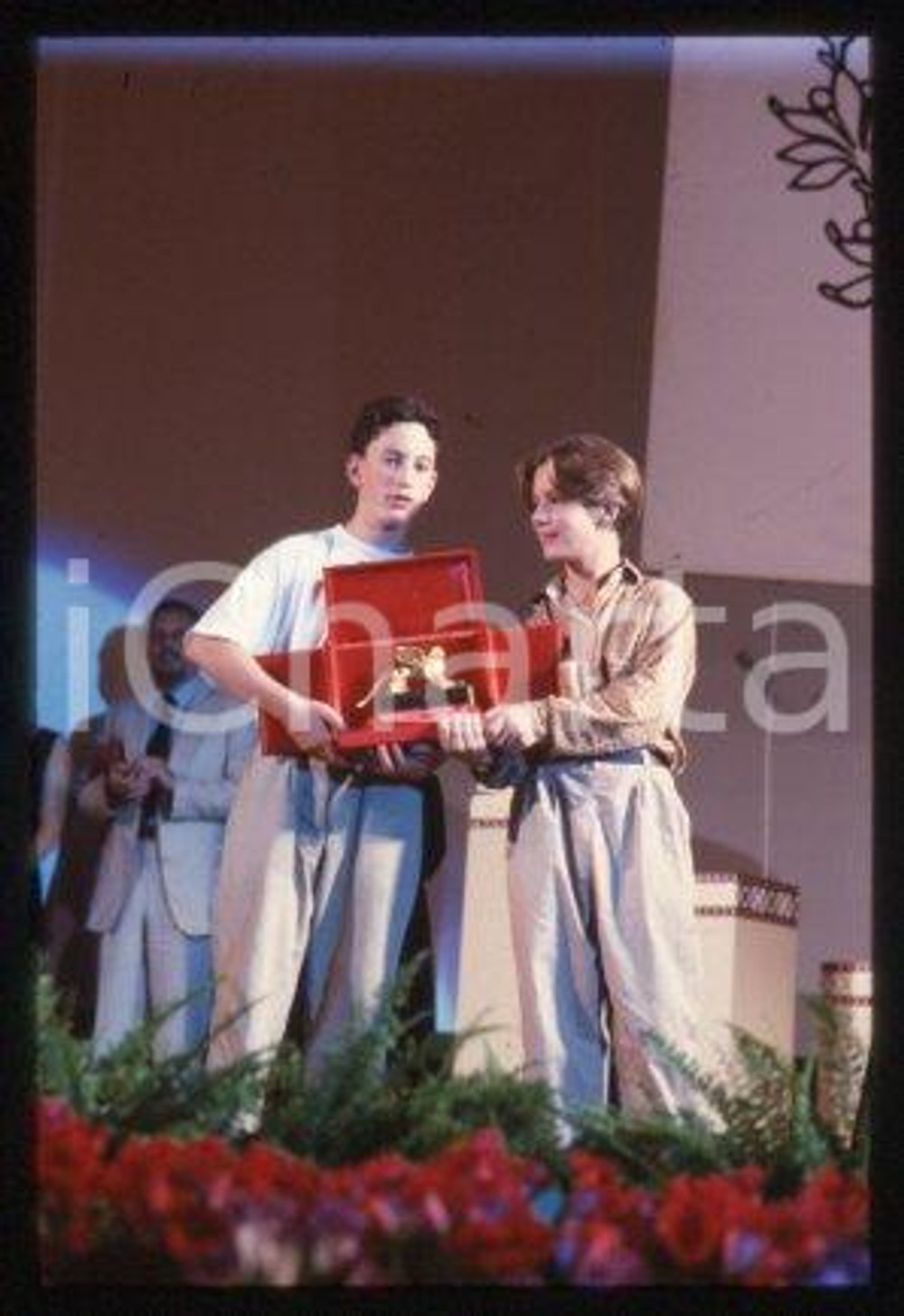35mm vintage slide* 1987 VENICE Film Festival Gaspard MANESSE Raphael FEJTO (3) E   Diapositiva d'epoca, in formato 35 mm.CONDIZIONI: GOOD E' severamente vietata la riproduzione. Tutti i diritti sono riservati.Nella diapositiva ICharta mette in vendita, sul negozio eBay e in esclusiva sul sito "icharta" il proprio archivio composto da numerose diapositive e negativi fotografici d'epoca, tutti originali e autentici, che attraversano la storia del costume italiano tra gli la fine degli anni Sessanta e Novanta.Si tratta di uno sguardo inedito sull'attualit&agrave;, la politica, la vita quotidiana, il gossip e la cultura, che fotografa il cambiamento della nazione in quest'ultimo scorcio del XX secolo. Un'occasione unica per il mercato del collezionismo, che vede finalmente disponibile un archivio eccezionale per vastit&agrave;, tematiche e condizioni, in un settore (il negativo fotografico e la diapositiva) di assoluta novit&agrave; e dalle interessanti prospettive di investimento.  CONDIZIONI:FAIR/discreto originale e autentica 1