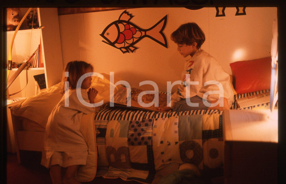 35mm vintage slide*1983 SOGNO DI UNA NOTTE D'ESTATE Scena film (2)  Diapositiva d'epoca, in formato 35 mm.CONDIZIONI: GOODE' severamente vietata la riproduzione. Tutti i diritti sono riservati. ICharta mette in vendita, sul negozio eBay e in esclusiva sul sito "icharta" il proprio archivio composto da numerose diapositive e negativi fotografici d'epoca, tutti originali e autentici, che attraversano la storia del costume italiano tra gli la fine degli anni Sessanta e Novanta.Si tratta di uno sguardo inedito sull'attualit&agrave;, la politica, la vita quotidiana, il gossip e la cultura, che fotografa il cambiamento della nazione in quest'ultimo scorcio del XX secolo. Un'occasione unica per il mercato del collezionismo, che vede finalmente disponibile un archivio eccezionale per vastit&agrave;, tematiche e condizioni, in un settore (il negativo fotografico e la diapositiva) di assoluta novit&agrave; e dalle interessanti prospettive di investimento.  originale e autentica 1