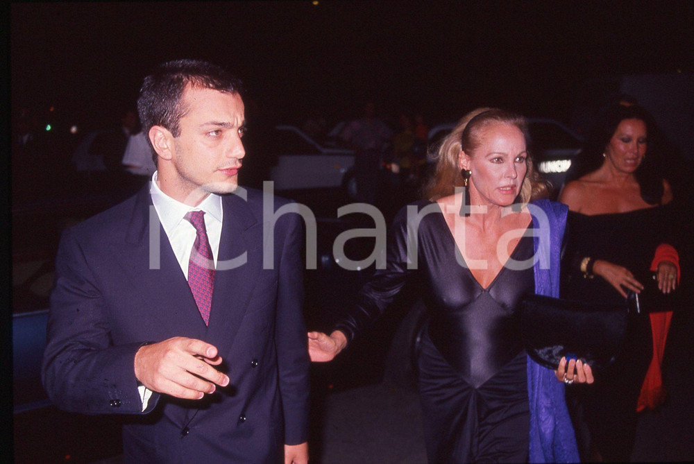 35mm vintage slide* 1990 ROMA Ursula ANDRESS al concerto de I TRE TENORI  Diapositiva d'epoca, in formato 35 mm.CONDIZIONI: GOODE' severamente vietata la riproduzione. Tutti i diritti sono riservati. ICharta mette in vendita, sul negozio eBay e in esclusiva sul sito "icharta" il proprio archivio composto da numerose diapositive e negativi fotografici d'epoca, tutti originali e autentici, che attraversano la storia del costume italiano tra gli la fine degli anni Sessanta e Novanta.Si tratta di uno sguardo inedito sull'attualit&agrave;, la politica, la vita quotidiana, il gossip e la cultura, che fotografa il cambiamento della nazione in quest'ultimo scorcio del XX secolo. Un'occasione unica per il mercato del collezionismo, che vede finalmente disponibile un archivio eccezionale per vastit&agrave;, tematiche e condizioni, in un settore (il negativo fotografico e la diapositiva) di assoluta novit&agrave; e dalle interessanti prospettive di investimento.  originale e autentica 1