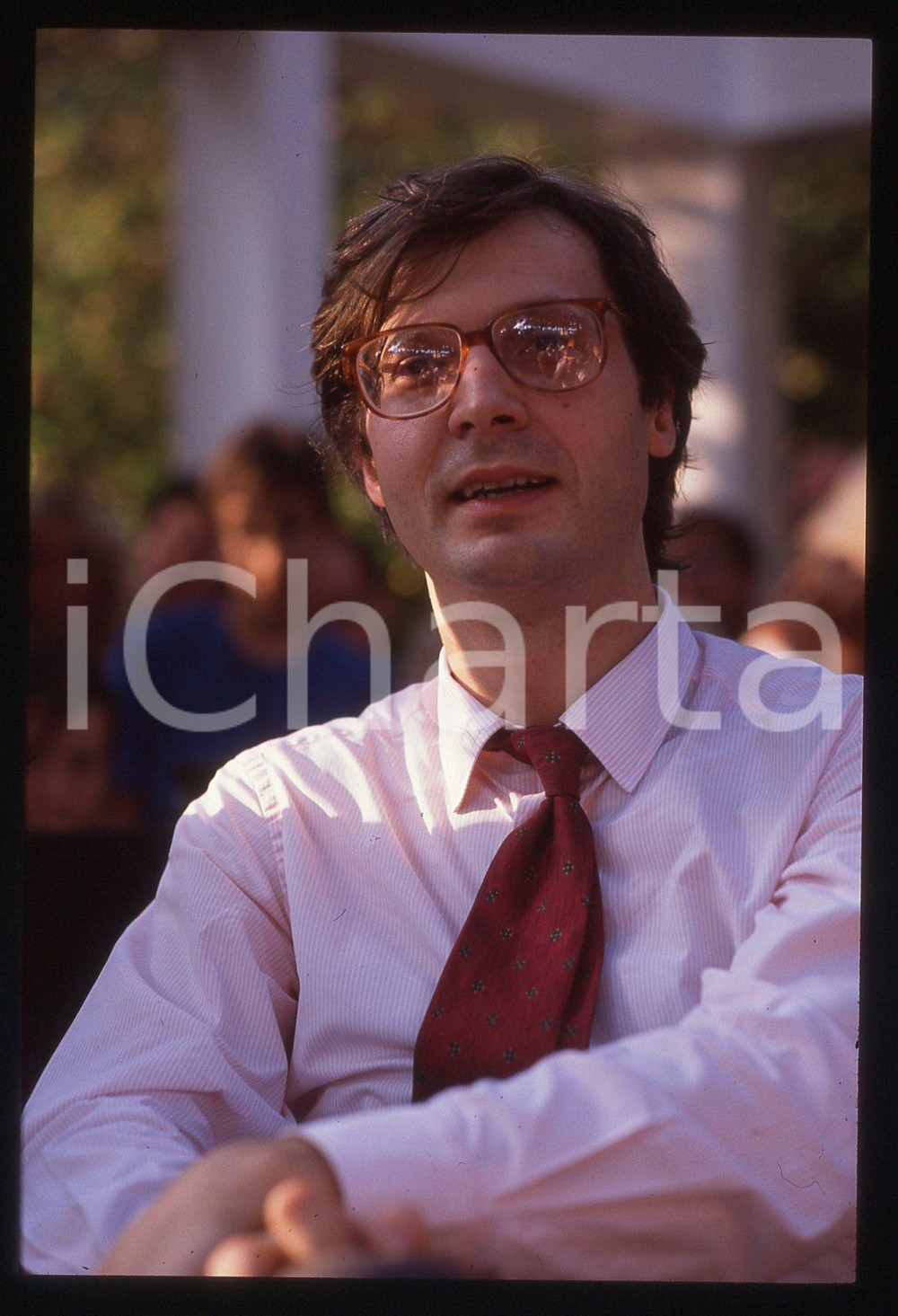 35mm vintage slide*1995ca COSTUME Vittorio SGARBI Ritratto del critico (75) Diapositiva d'epoca, in formato 35 mm. CONDIZIONI: GOODE' severamente vietata la riproduzione. Tutti i diritti sono riservati. ICharta mette in vendita, sul negozio eBay e in esclusiva sul sito "icharta" il proprio archivio composto da numerose diapositive e negativi fotografici d'epoca, tutti originali e autentici, che attraversano la storia del costume italiano tra gli la fine degli anni Sessanta e Novanta.Si tratta di uno sguardo inedito sull'attualit&agrave;, la politica, la vita quotidiana, il gossip e la cultura, che fotografa il cambiamento della nazione in quest'ultimo scorcio del XX secolo. Un'occasione unica per il mercato del collezionismo, che vede finalmente disponibile un archivio eccezionale per vastit&agrave;, tematiche e condizioni, in un settore (il negativo fotografico e la diapositiva) di assoluta novit&agrave; e dalle interessanti prospettive di investimento.  originale e autentica 1