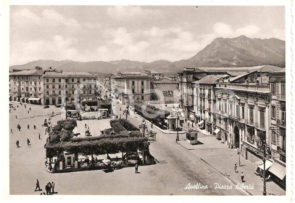 Cartolina originale da collezione 1955 ca AVELLINO Scorcio panoramico PIAZZA LIBERTA  Insegna MOBILGAS FG NV 1