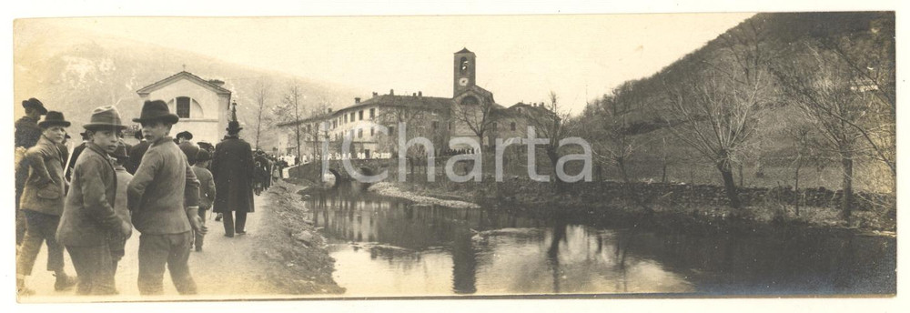 Fotografia d epoca originale 1910 ca VALGANNA Processione alla Badia di S. Gemolo in Ganna Foto RARA 18x7 cm 1