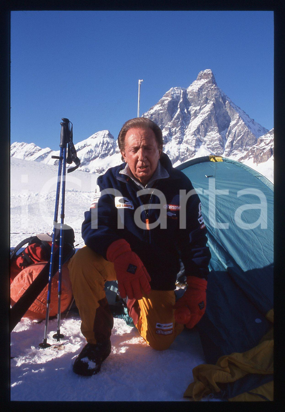 35mm vintage slide* 2001 CERVINIA Mike BONGIORNO prepara spedizione Polo Nord 34 Diapositiva d'epoca, in formato 35 mm.Nella diapositiva compare Mike Bongiorno al campo base di Cervinia durante la preparazione per la spediazione al Polo Nord sulle orme dell'impresa del Duca Degli Abruzzi nel 1900. CONDIZIONI: GOODE' severamente vietata la riproduzione. Tutti i diritti sono riservati. ICharta mette in vendita, sul negozio eBay e in esclusiva sul sito "icharta" il proprio archivio composto da numerose diapositive e negativi fotografici d'epoca, tutti originali e autentici, che attraversano la storia del costume italiano tra gli la fine degli anni Sessanta e Novanta.Si tratta di uno sguardo inedito sull'attualit&agrave;, la politica, la vita quotidiana, il gossip e la cultura, che fotografa il cambiamento della nazione in quest'ultimo scorcio del XX secolo. Un'occasione unica per il mercato del collezionismo, che vede finalmente disponibile un archivio eccezionale per vastit&agrave;, tematiche e condizioni, in un settore (il negativo fotografico e la diapositiva) di assoluta novit&agrave; e dalle interessanti prospettive di investimento.  originale e autentica 1