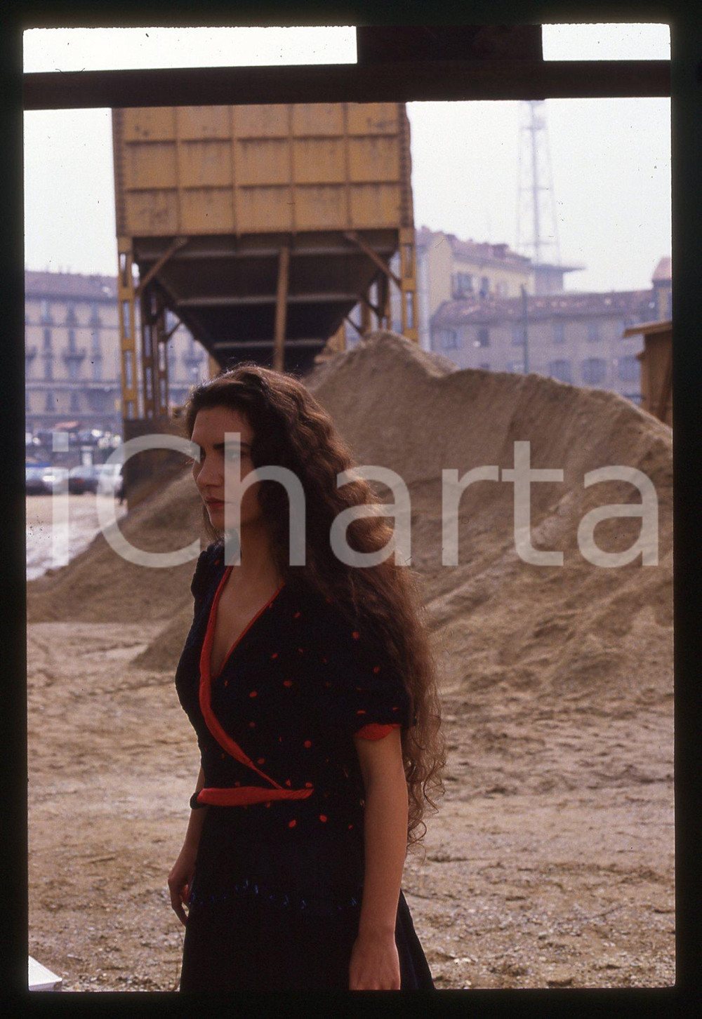 35mm vintage slide*1991 IL COMMISSARIO CORSO - NOTTE DI LUNA Rosa Di BRIGIDA 23  Diapositiva d'epoca, in formato 35 mm.CONDIZIONI: GOODE' severamente vietata la riproduzione. Tutti i diritti sono riservati. ICharta mette in vendita, sul negozio eBay e in esclusiva sul sito "icharta" il proprio archivio composto da numerose diapositive e negativi fotografici d'epoca, tutti originali e autentici, che attraversano la storia del costume italiano tra gli la fine degli anni Sessanta e Novanta.Si tratta di uno sguardo inedito sull'attualit&agrave;, la politica, la vita quotidiana, il gossip e la cultura, che fotografa il cambiamento della nazione in quest'ultimo scorcio del XX secolo. Un'occasione unica per il mercato del collezionismo, che vede finalmente disponibile un archivio eccezionale per vastit&agrave;, tematiche e condizioni, in un settore (il negativo fotografico e la diapositiva) di assoluta novit&agrave; e dalle interessanti prospettive di investimento.  originale e autentica 1