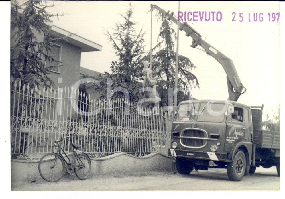 Fotografia d epoca originale 1975 BIELLA Ditta Autotrasporti MEDICI rimuove statua da giardino Foto 12x9 cm 1