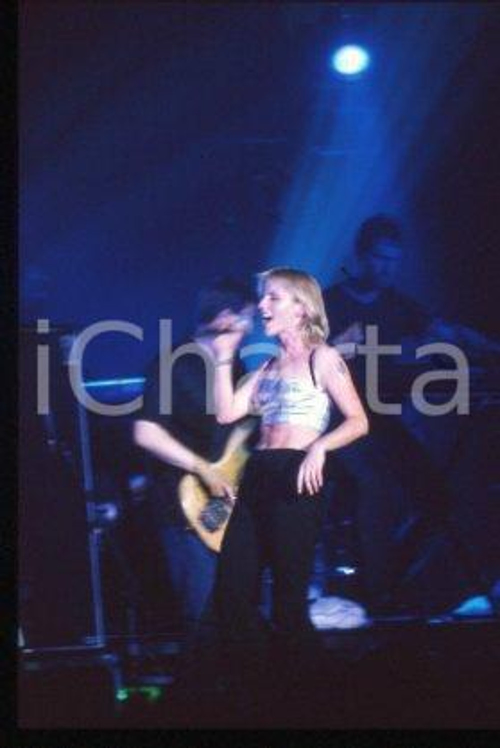35mm vintage slide^ 1998 OSLO Nobel Peace Prize Concert Dolores O'RIORDAN (59) E   Diapositiva d'epoca, in formato 35 mm.CONDIZIONI: GOOD E' severamente vietata la riproduzione. Tutti i diritti sono riservati.Nella diapositiva ICharta mette in vendita, sul negozio eBay e in esclusiva sul sito "icharta" il proprio archivio composto da numerose diapositive e negativi fotografici d'epoca, tutti originali e autentici, che attraversano la storia del costume italiano tra gli la fine degli anni Sessanta e Novanta.Si tratta di uno sguardo inedito sull'attualit&agrave;, la politica, la vita quotidiana, il gossip e la cultura, che fotografa il cambiamento della nazione in quest'ultimo scorcio del XX secolo. Un'occasione unica per il mercato del collezionismo, che vede finalmente disponibile un archivio eccezionale per vastit&agrave;, tematiche e condizioni, in un settore (il negativo fotografico e la diapositiva) di assoluta novit&agrave; e dalle interessanti prospettive di investimento.  CONDIZIONI:FAIR/discreto originale e autentica 1