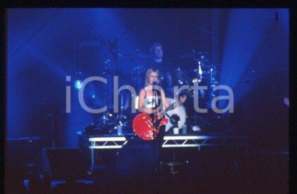 35mm vintage slide* 1998 OSLO Nobel Peace Prize Concert Dolores O'RIORDAN 59 E   Diapositiva d'epoca, in formato 35 mm.CONDIZIONI: GOOD E' severamente vietata la riproduzione. Tutti i diritti sono riservati.Nella diapositiva ICharta mette in vendita, sul negozio eBay e in esclusiva sul sito "icharta" il proprio archivio composto da numerose diapositive e negativi fotografici d'epoca, tutti originali e autentici, che attraversano la storia del costume italiano tra gli la fine degli anni Sessanta e Novanta.Si tratta di uno sguardo inedito sull'attualit&agrave;, la politica, la vita quotidiana, il gossip e la cultura, che fotografa il cambiamento della nazione in quest'ultimo scorcio del XX secolo. Un'occasione unica per il mercato del collezionismo, che vede finalmente disponibile un archivio eccezionale per vastit&agrave;, tematiche e condizioni, in un settore (il negativo fotografico e la diapositiva) di assoluta novit&agrave; e dalle interessanti prospettive di investimento.  CONDIZIONI:FAIR/discreto originale e autentica 1