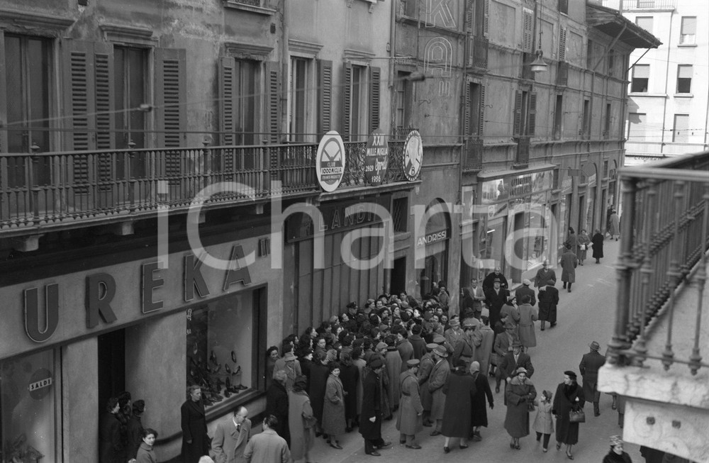 1956 BRESCIA liquidazione negozio Eureka c.so Palestro NEGATIVO ORIGINALE 1 Negativo originale in bianco e nero su pellicola.  E' SEVERAMENTE VIETATA LA RIPRODUZIONE.TUTTI I DIRITTI SONO RISERVATI.ICharta mette in vendita, sul negozio eBay e in esclusiva sul sito "icharta" il proprio archivio composto da numerose diapositive e negativi fotografici d'epoca, tutti originali e autentici.Si tratta di uno sguardo inedito sull'attualità, la politica, la vita quotidiana, il gossip e la cultura, che fotografa il cambiamento della nazione (e non solo) tra il 1890 ed il 1990 circa. Un'occasione unica per il mercato del collezionismo, che vede finalmente disponibile un archivio eccezionale per vastità, tematiche e condizioni, in un settore (il negativo fotografico e la diapositiva) di assoluta novità e dalle interessanti prospettive di investimento. CONDIZIONI:FAIR/discretoFORMATO: cm 9 x 6 originale e autentica 1