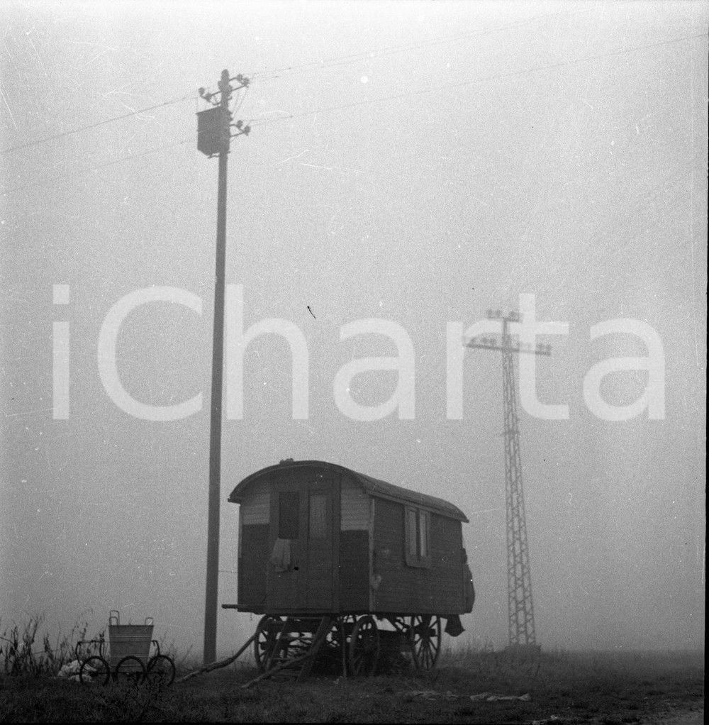 1959 BRESCIA carovana degli zingari nella nebbia NEGATIVO ORIGINALE Negativo originale in bianco e nero su pellicola.  E' SEVERAMENTE VIETATA LA RIPRODUZIONE.TUTTI I DIRITTI SONO RISERVATI.ICharta mette in vendita, sul negozio eBay e in esclusiva sul sito "icharta" il proprio archivio composto da numerose diapositive e negativi fotografici d'epoca, tutti originali e autentici.Si tratta di uno sguardo inedito sull'attualità, la politica, la vita quotidiana, il gossip e la cultura, che fotografa il cambiamento della nazione (e non solo) tra il 1890 ed il 1990 circa. Un'occasione unica per il mercato del collezionismo, che vede finalmente disponibile un archivio eccezionale per vastità, tematiche e condizioni, in un settore (il negativo fotografico e la diapositiva) di assoluta novità e dalle interessanti prospettive di investimento. CONDIZIONI:FAIR/discretoFORMATO: cm 6 x 6 originale e autentica 1
