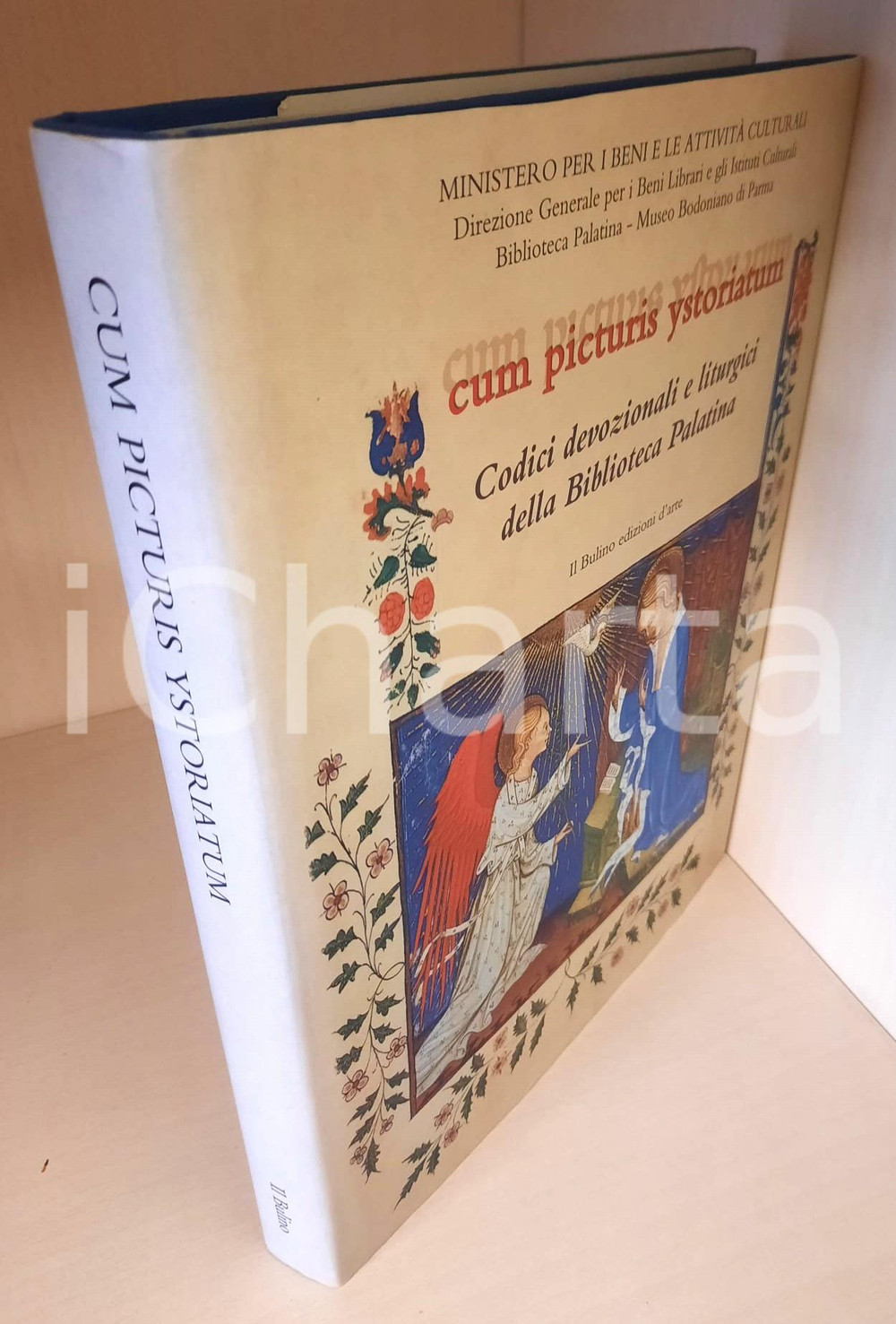 2001 Cum picturis ystoriatum. Codici devozionali della Biblioteca Palatina Legatura editoriale telata rigida con sovraccoperta illustrata.Introduzione di Leonardo Farinelli. Saggi di Stefano Calzolari, Grazia De Rubeis, Silvana Gorreri, Giustina Scarola, Silvia Scipioni, Nice Ugolotti Serventi e Giuseppe Zita Zanichelli.Con 200 illustrazioni a colori nel testo.EDITORE: Il BulinoPAGINE: 320 CONDIZIONI:GOOD/buono volume in buone condizioni, ma lievi segni alla sovraccoperta, che presenta una piegatura all'internoFORMATO: 23x31 cm originale e autentica 1