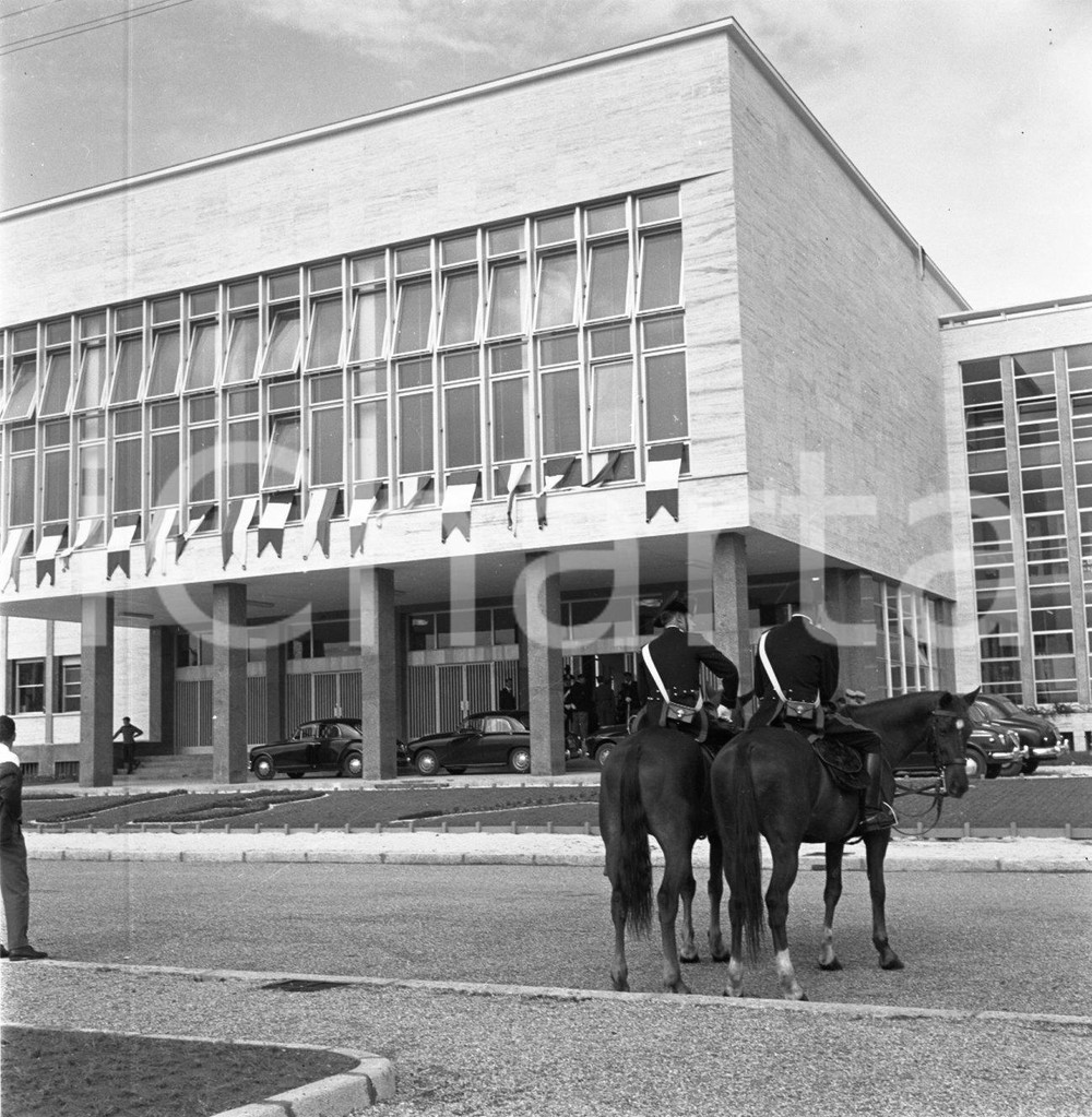 1959 BRESCIA Inaugurazione Esposizione Industriale NEGATIVO ORIGINALE 1 Negativo originale in bianco e nero su pellicola.  E' SEVERAMENTE VIETATA LA RIPRODUZIONE.TUTTI I DIRITTI SONO RISERVATI.ICharta mette in vendita, sul negozio eBay e in esclusiva sul sito "icharta" il proprio archivio composto da numerose diapositive e negativi fotografici d'epoca, tutti originali e autentici.Si tratta di uno sguardo inedito sull'attualità, la politica, la vita quotidiana, il gossip e la cultura, che fotografa il cambiamento della nazione (e non solo) tra il 1890 ed il 1990 circa. Un'occasione unica per il mercato del collezionismo, che vede finalmente disponibile un archivio eccezionale per vastità, tematiche e condizioni, in un settore (il negativo fotografico e la diapositiva) di assoluta novità e dalle interessanti prospettive di investimento. CONDIZIONI:FAIR/discretoFORMATO: cm 6 x 6 originale e autentica 1