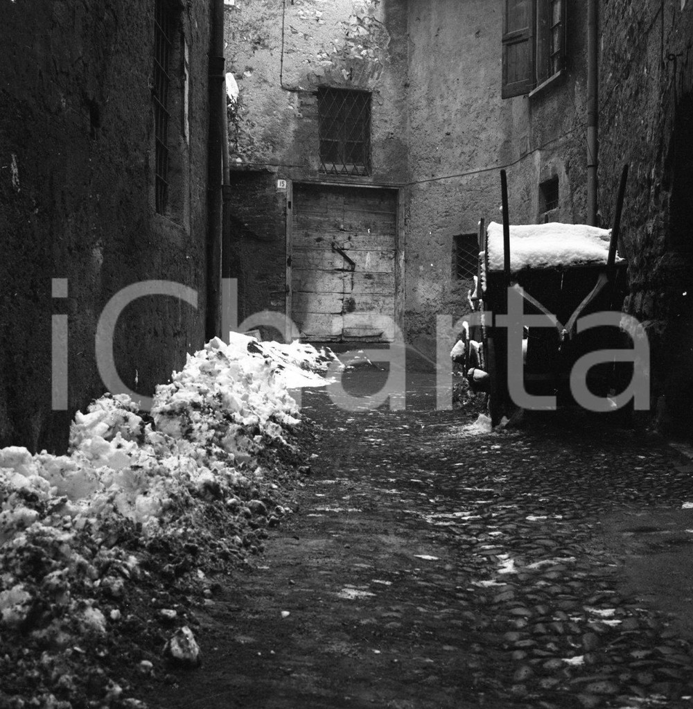 1949 BRESCIA vicolo San Clemente sotto la neve NEGATIVO ORIGINALE 3 Negativo originale in bianco e nero su pellicola.  E' SEVERAMENTE VIETATA LA RIPRODUZIONE.TUTTI I DIRITTI SONO RISERVATI.ICharta mette in vendita, sul negozio eBay e in esclusiva sul sito "icharta" il proprio archivio composto da numerose diapositive e negativi fotografici d'epoca, tutti originali e autentici.Si tratta di uno sguardo inedito sull'attualità, la politica, la vita quotidiana, il gossip e la cultura, che fotografa il cambiamento della nazione (e non solo) tra il 1890 ed il 1990 circa. Un'occasione unica per il mercato del collezionismo, che vede finalmente disponibile un archivio eccezionale per vastità, tematiche e condizioni, in un settore (il negativo fotografico e la diapositiva) di assoluta novità e dalle interessanti prospettive di investimento. CONDIZIONI:FAIR/discretoFORMATO: cm 6 x 6 originale e autentica 1
