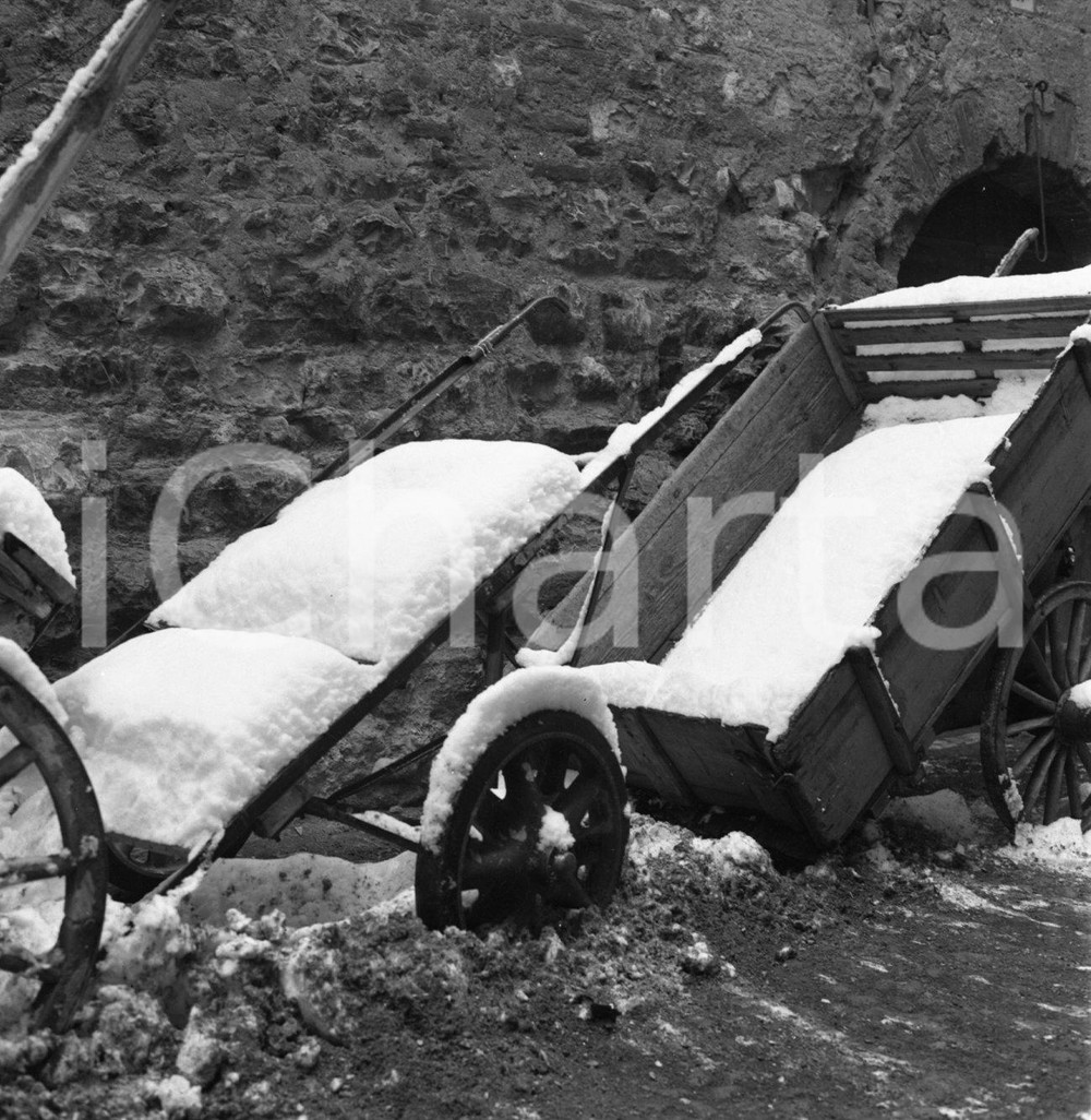 1949 BRESCIA carretti in vicolo San Clemente sotto la neve NEGATIVO ORIGINALE 2 Negativo originale in bianco e nero su pellicola.  E' SEVERAMENTE VIETATA LA RIPRODUZIONE.TUTTI I DIRITTI SONO RISERVATI.ICharta mette in vendita, sul negozio eBay e in esclusiva sul sito "icharta" il proprio archivio composto da numerose diapositive e negativi fotografici d'epoca, tutti originali e autentici.Si tratta di uno sguardo inedito sull'attualità, la politica, la vita quotidiana, il gossip e la cultura, che fotografa il cambiamento della nazione (e non solo) tra il 1890 ed il 1990 circa. Un'occasione unica per il mercato del collezionismo, che vede finalmente disponibile un archivio eccezionale per vastità, tematiche e condizioni, in un settore (il negativo fotografico e la diapositiva) di assoluta novità e dalle interessanti prospettive di investimento. CONDIZIONI:FAIR/discretoFORMATO: cm 6 x 6 originale e autentica 1