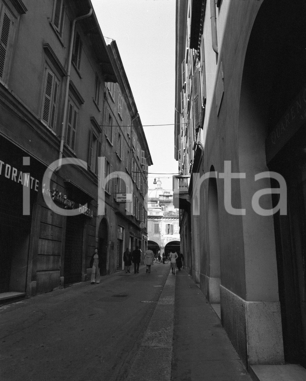1968 BRESCIA via Cavallotti  nel centro storico NEGATIVO ORIGINALE Negativo originale in bianco e nero su pellicola.  E' SEVERAMENTE VIETATA LA RIPRODUZIONE.TUTTI I DIRITTI SONO RISERVATI.ICharta mette in vendita, sul negozio eBay e in esclusiva sul sito "icharta" il proprio archivio composto da numerose diapositive e negativi fotografici d'epoca, tutti originali e autentici.Si tratta di uno sguardo inedito sull'attualità, la politica, la vita quotidiana, il gossip e la cultura, che fotografa il cambiamento della nazione (e non solo) tra il 1890 ed il 1990 circa. Un'occasione unica per il mercato del collezionismo, che vede finalmente disponibile un archivio eccezionale per vastità, tematiche e condizioni, in un settore (il negativo fotografico e la diapositiva) di assoluta novità e dalle interessanti prospettive di investimento. CONDIZIONI:FAIR/discretoFORMATO: cm 6 x 7 originale e autentica 1