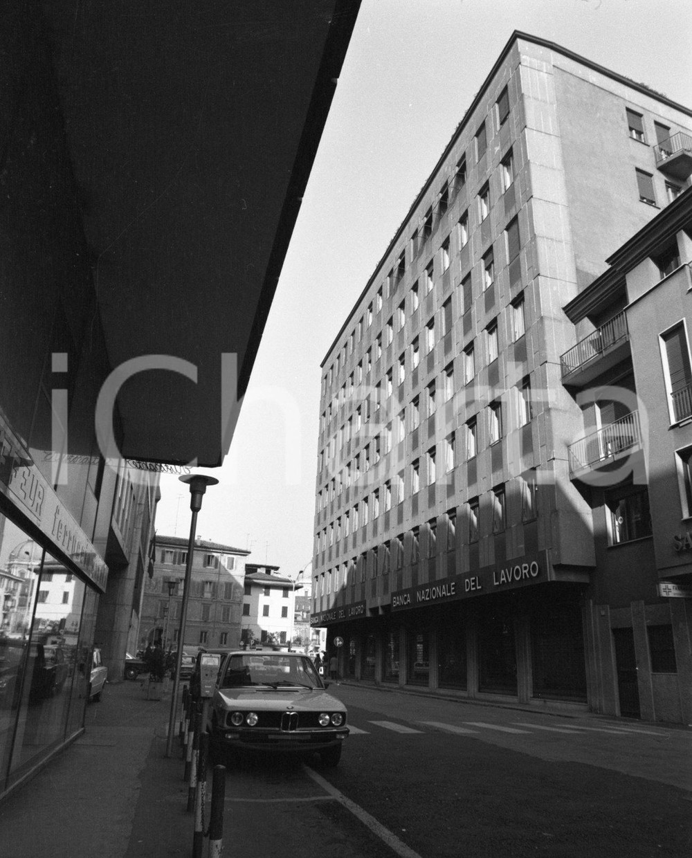 1968 BRESCIA palazzi del boom edilizio in via Einaudi NEGATIVO ORIGINALE 3 Negativo originale in bianco e nero su pellicola.  E' SEVERAMENTE VIETATA LA RIPRODUZIONE.TUTTI I DIRITTI SONO RISERVATI.ICharta mette in vendita, sul negozio eBay e in esclusiva sul sito "icharta" il proprio archivio composto da numerose diapositive e negativi fotografici d'epoca, tutti originali e autentici.Si tratta di uno sguardo inedito sull'attualità, la politica, la vita quotidiana, il gossip e la cultura, che fotografa il cambiamento della nazione (e non solo) tra il 1890 ed il 1990 circa. Un'occasione unica per il mercato del collezionismo, che vede finalmente disponibile un archivio eccezionale per vastità, tematiche e condizioni, in un settore (il negativo fotografico e la diapositiva) di assoluta novità e dalle interessanti prospettive di investimento. CONDIZIONI:FAIR/discretoFORMATO: cm 6 x 7 originale e autentica 1