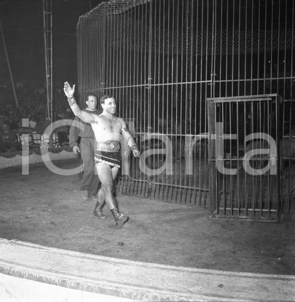 1953 BRESCIA Darix TOGNI esce della gabbia con i leoni  NEGATIVO ORIGINALE Nel negativo il Circo Darix TogniNegativo originale in bianco e nero su pellicola.  E' SEVERAMENTE VIETATA LA RIPRODUZIONE.TUTTI I DIRITTI SONO RISERVATI.ICharta mette in vendita, sul negozio eBay e in esclusiva sul sito "icharta" il proprio archivio composto da numerose diapositive e negativi fotografici d'epoca, tutti originali e autentici.Si tratta di uno sguardo inedito sull'attualità, la politica, la vita quotidiana, il gossip e la cultura, che fotografa il cambiamento della nazione (e non solo) tra il 1890 ed il 1990 circa. Un'occasione unica per il mercato del collezionismo, che vede finalmente disponibile un archivio eccezionale per vastità, tematiche e condizioni, in un settore (il negativo fotografico e la diapositiva) di assoluta novità e dalle interessanti prospettive di investimento. CONDIZIONI:FAIR/discretoFORMATO: cm 6 x 6 originale e autentica 1