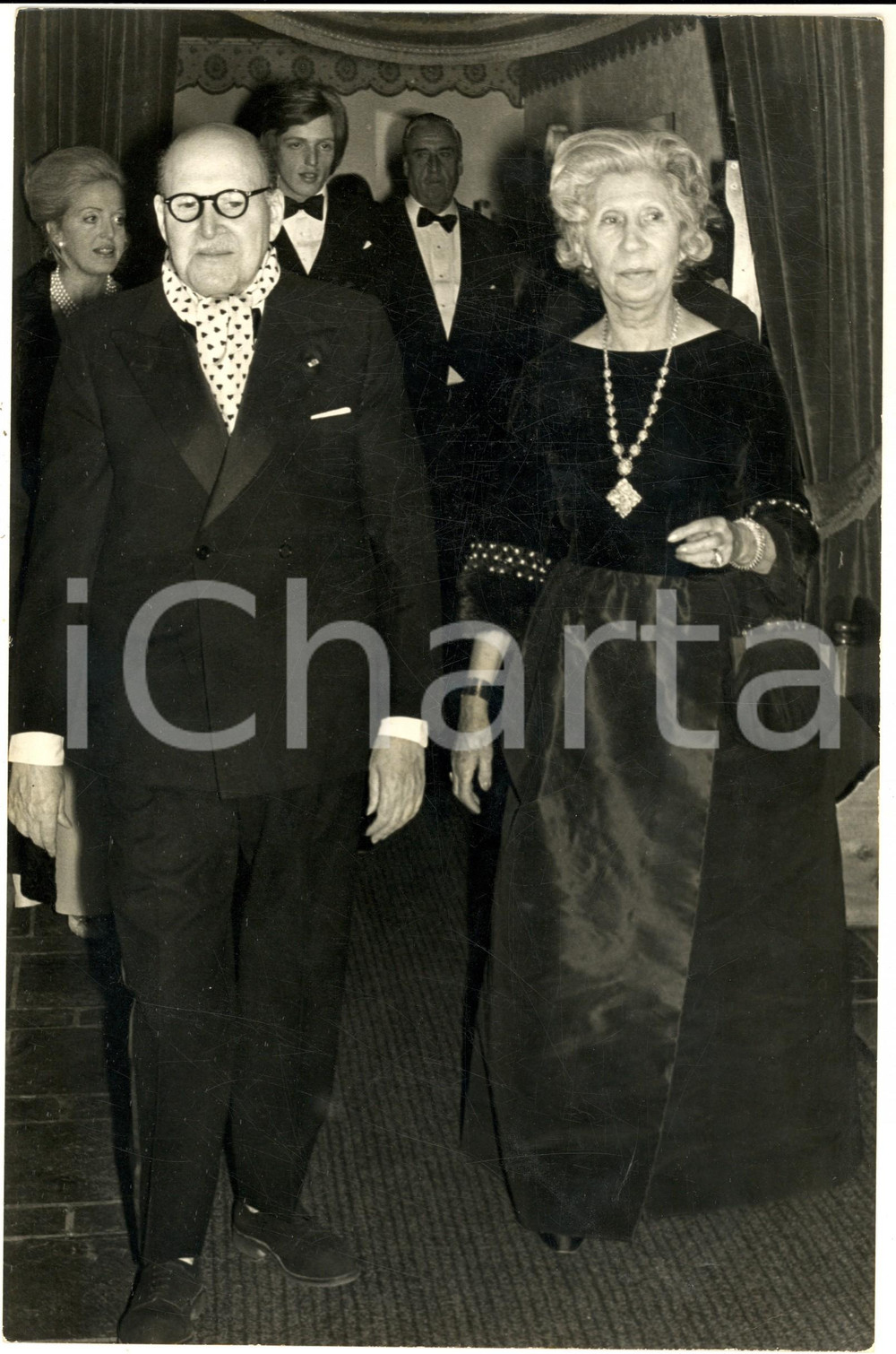 1970 ca PARIS Marcel DASSAULT e la moglie Madeleine Minckes a una serata FOTO Fotografia d'epoca. CONDIZIONI: FAIR (graffi superficiali e piegatura angolare)FORMATO: 20x30 cm    originale e autentica 1