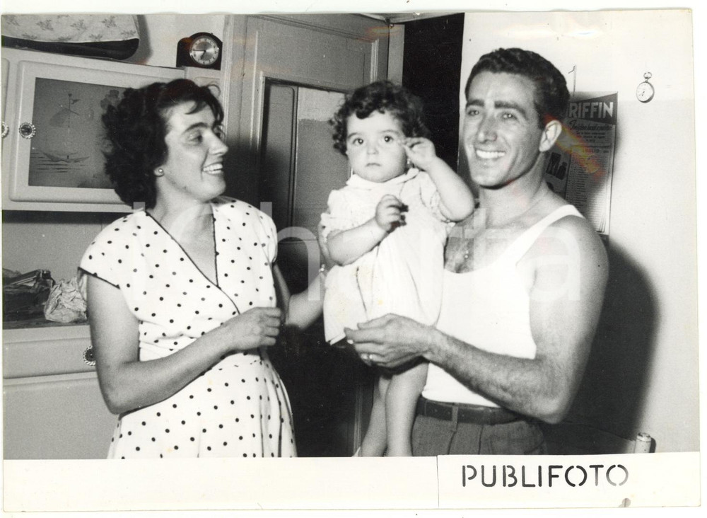 1954 GENOVA - TOTIP Vincitore Michele GENERALE con la famiglia *Foto 18x13 Fotografia d'epoca, con didascalia coeva al verso. CONDIZIONI: POOR (ondulazione al margine superiore)FORMATO: 18x13 cm  originale e autentica 1