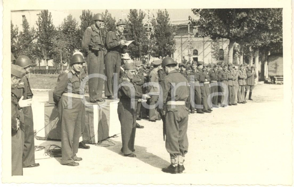 1947 MODENA Caserma Ottavo Campale - Cerimonia di premiazione - Foto 14x9 Fotografia d'epoca.CONDIZIONI: FAIR (puntinature)FORMATO: 14x9 cm  originale e autentica 1