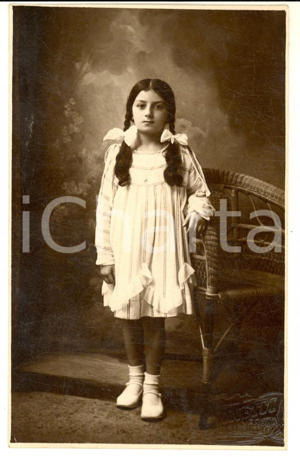 1930 ca VERONA Ritratto di bambina con le trecce ^Foto cartolina B. SOMETTI   Fotografia d'epoca, in formato cartolina postale. CONDIZIONI: G  originale e autentica 1