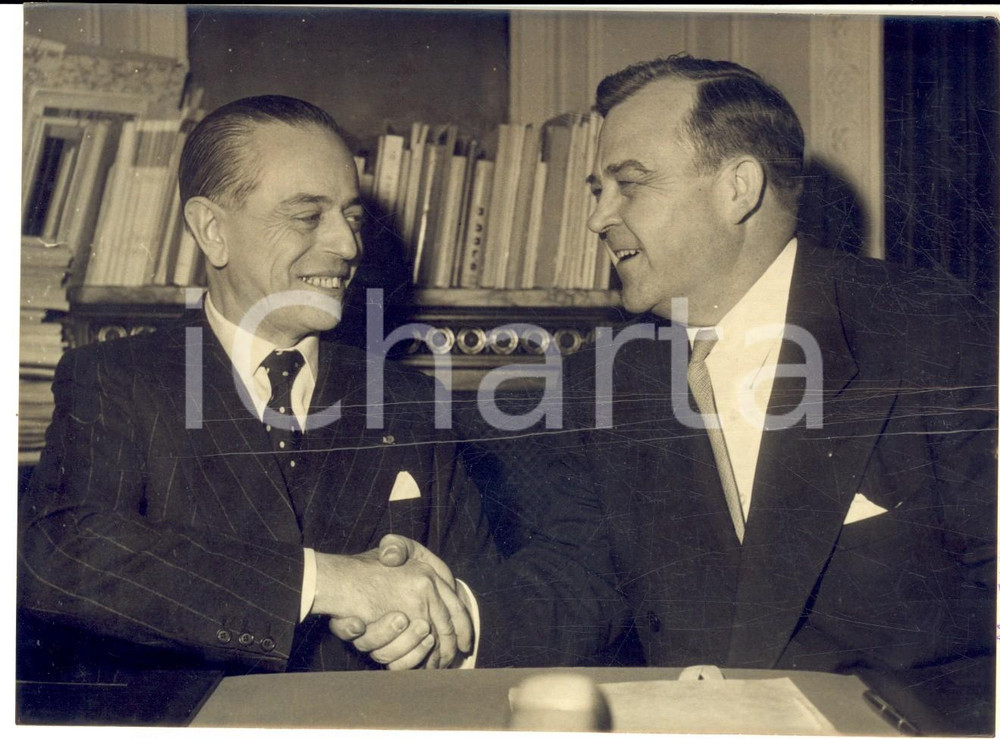 1957 PARIS UNESCO Gaetano MARTINO Luther EVANS alla firma accordo culturale Fotografia d'epoca con didascalia coeva. CONDIZIONI: POOR (profonde piegature orizzontali)FORMATO: 18x13 cm  originale e autentica 1
