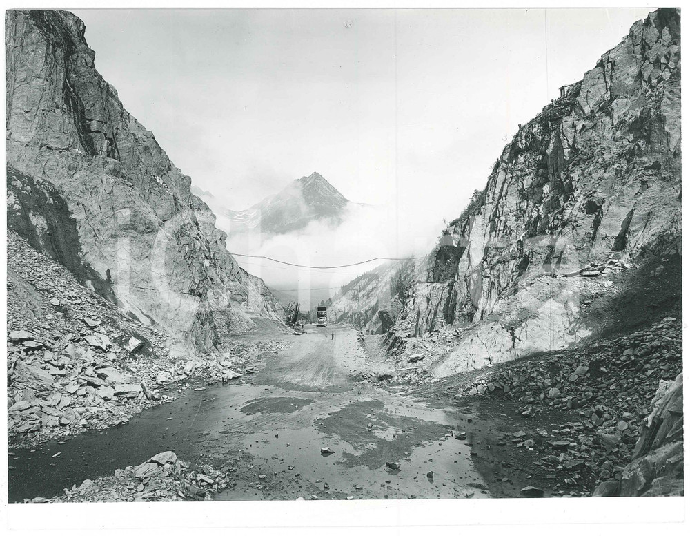 1963 LAI DA CURNERA (SVIZZERA) Costruzione diga - Cantiere (1) Foto  Fotografia originale d'epoca.FOTOGRAFO: G. Chiolini - Pavia CONDIZIONI:GOOD/buono ma piccolo difetto di stampa al lato superioreFORMATO: 23x18 cm originale e autentica 1