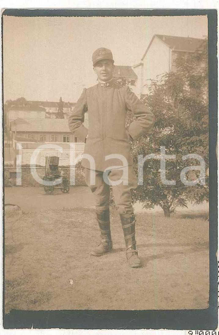 Fotografia d epoca originale Giugno 1917 WW1 ZONA DI GUERRA Caserma  Ufficiale in cortile Foto 5x9 cm 1