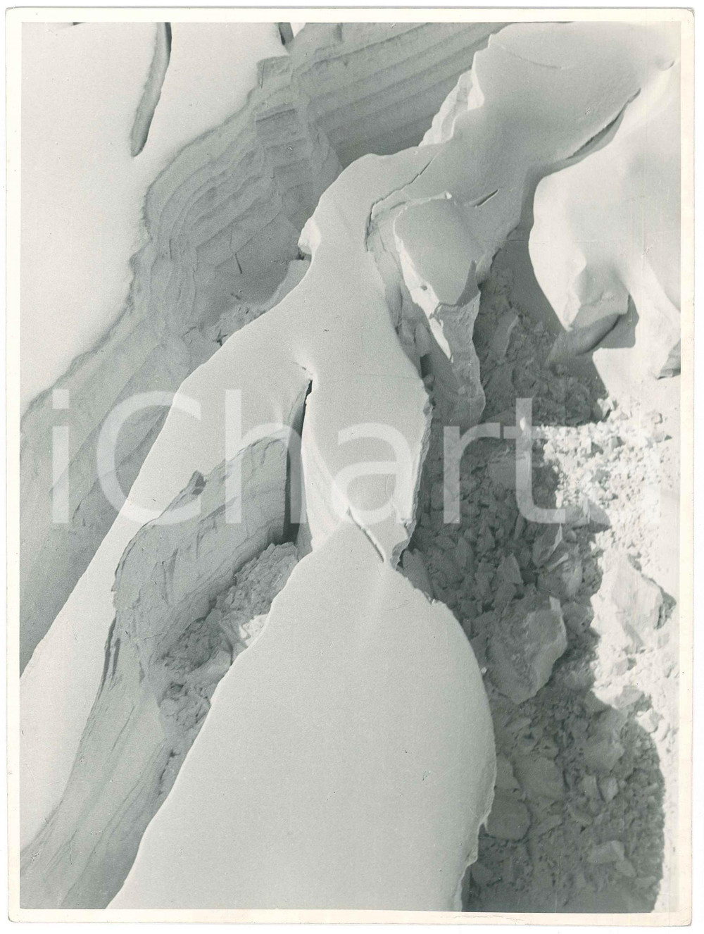 1965 ca MONTE BIANCO Glacier du Géant  - Foto 17x23 (1) Fotografia d'epoca. CONDIZIONI:VERY POOR/gravemente danneggiato Lievi smussature agli angoli, profonde piegature orizzontaliFORMATO: 17x23 cm originale e autentica 1