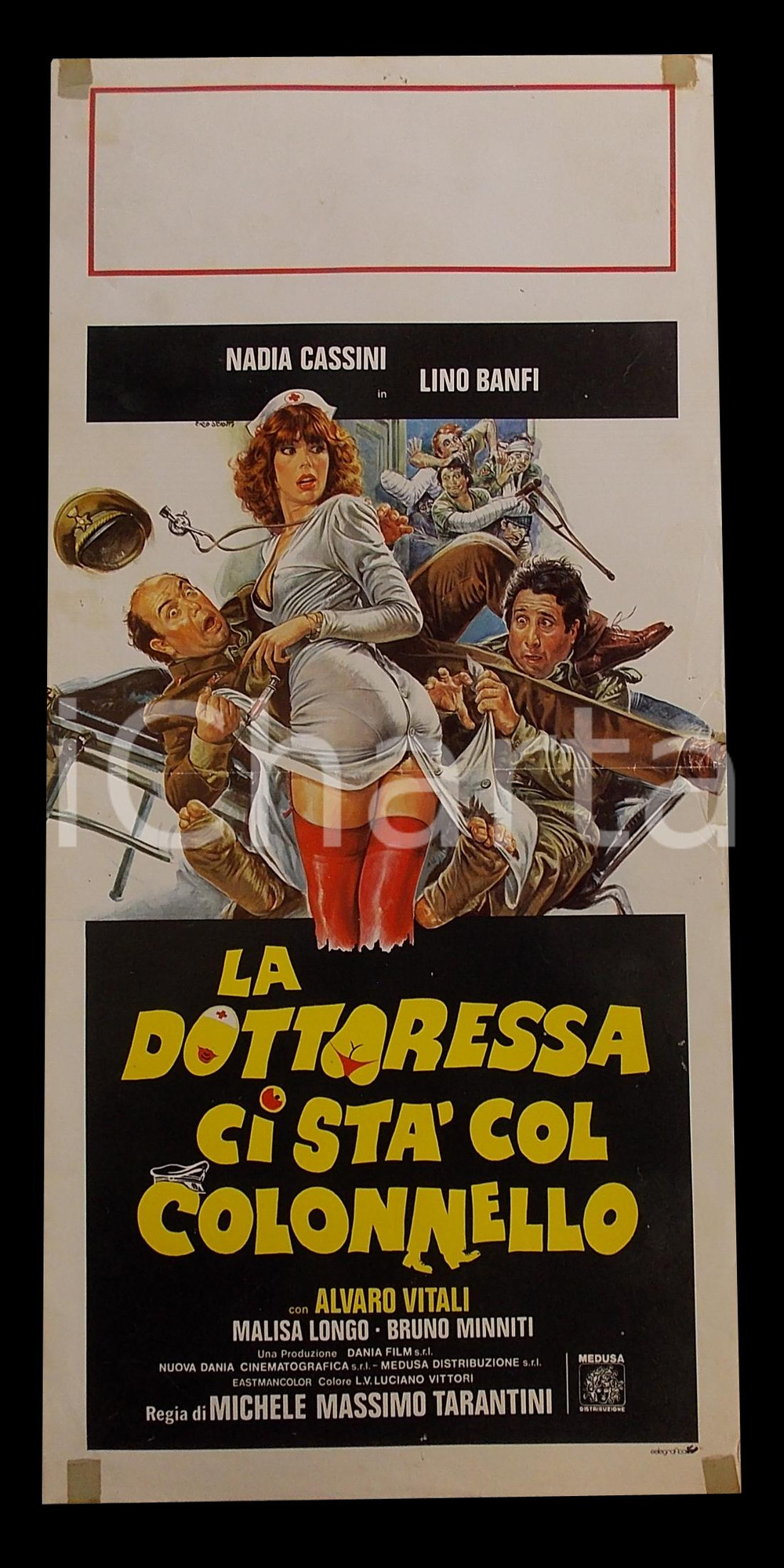 Materiale cinematografico d’epoca 1980 LA DOTTORESSA CI STA COL COLONNELLO Nadia CASSINI Lino BANFI Manifesto 1