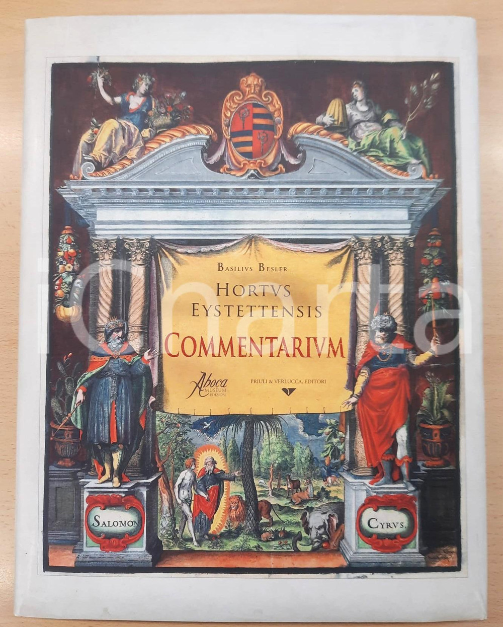 2006 Basilius BESLER - Hortus Eystettentis Commentarium *ABOCA Museum Legatura editoriale cartonata con titoli al piatto e al dorso, sovraccoperta figurata.Testo su due colonne in italiano, tedesco e inglese, con 367 tavole a colori.Ristampa anastatica del commentario del monumentale erbario "Hortus Eystettentis" di Basilius Besler, opera di botanica pubblicata agli inizi del ‘600.EDITORE: Aboca Museum - SansepolcroPAGINE: 286 CONDIZIONI:GOOD/buono buone condizioni complessive, ma sporcatura al taglioFORMATO: 29x38 cm originale e autentica 1